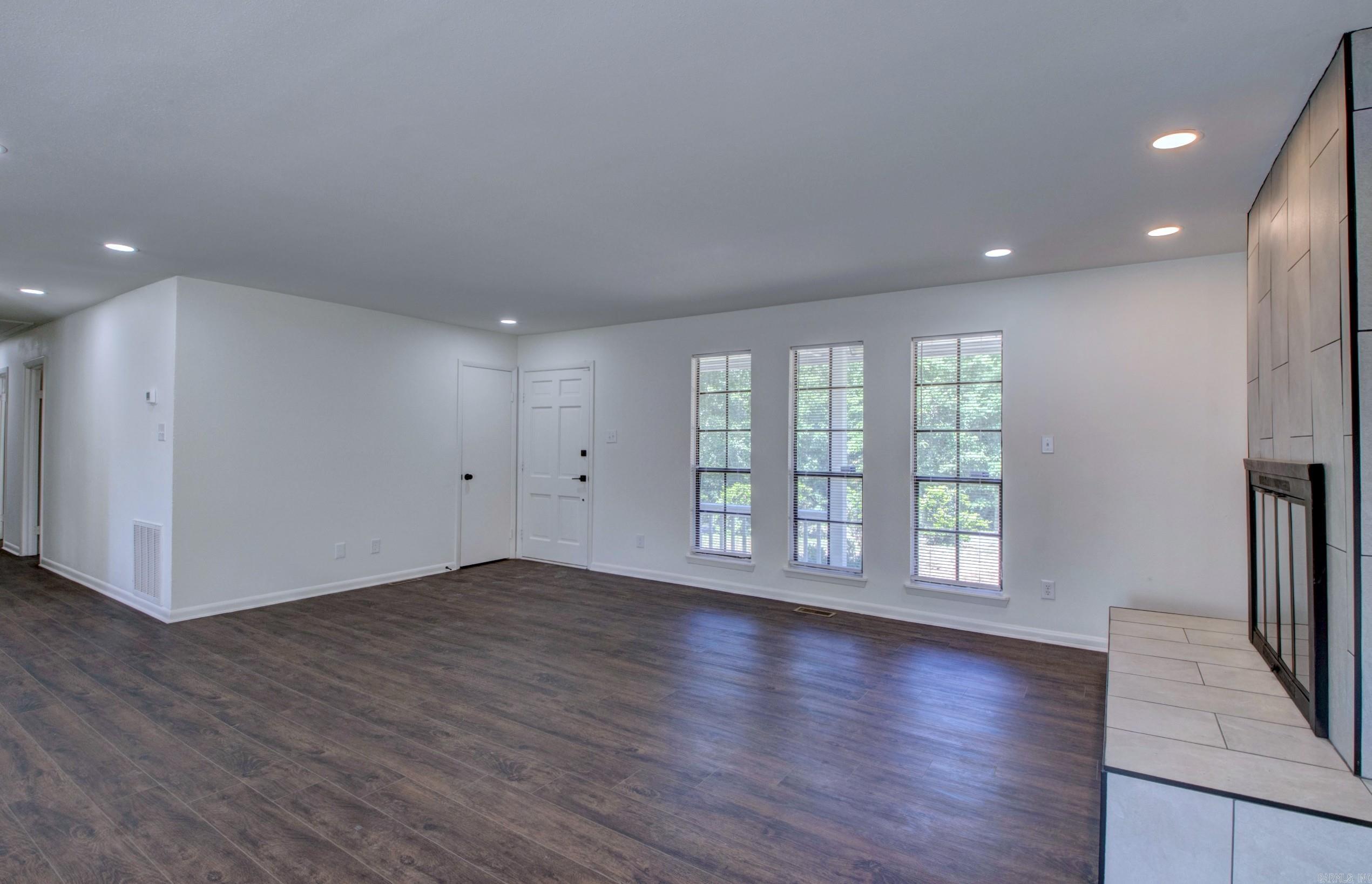 9758 Clove Road Property Photo 6