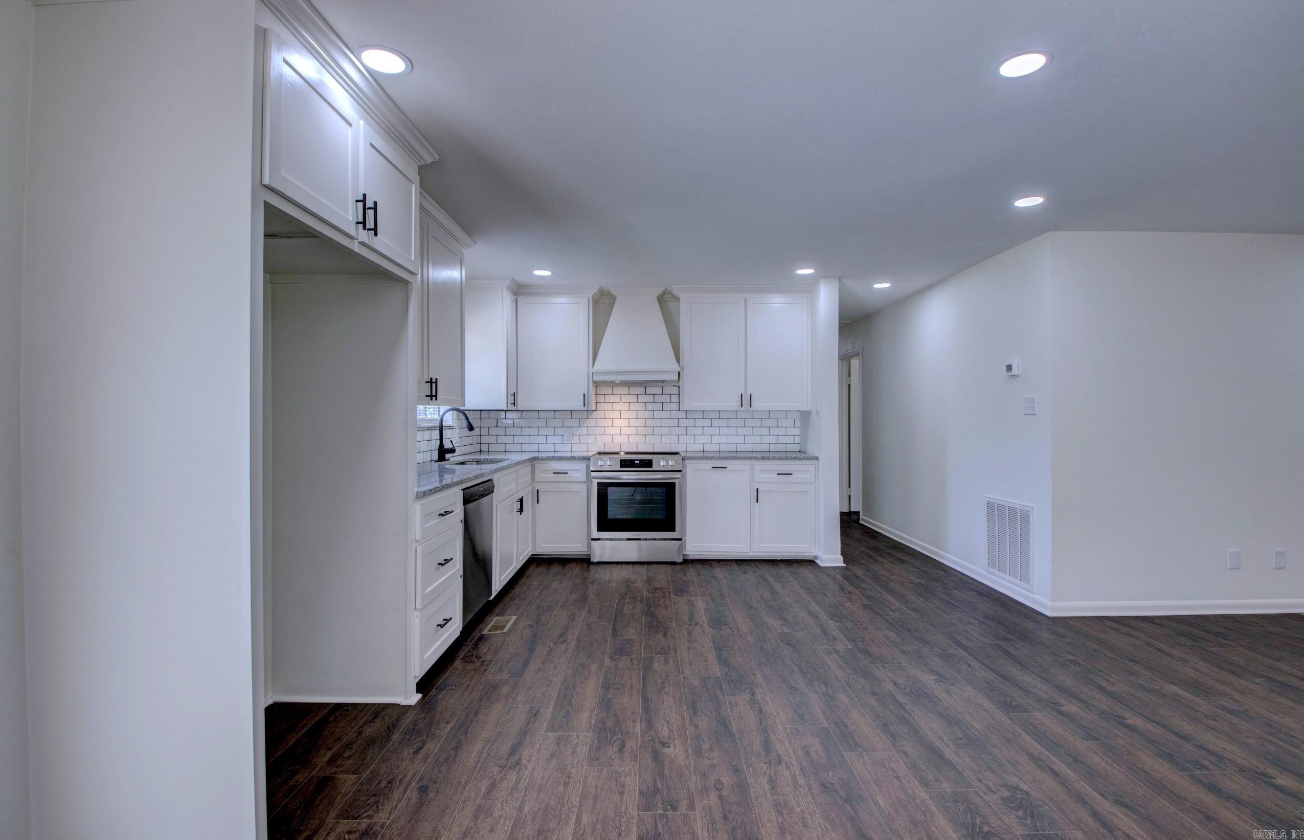 9758 Clove Road Property Photo 14