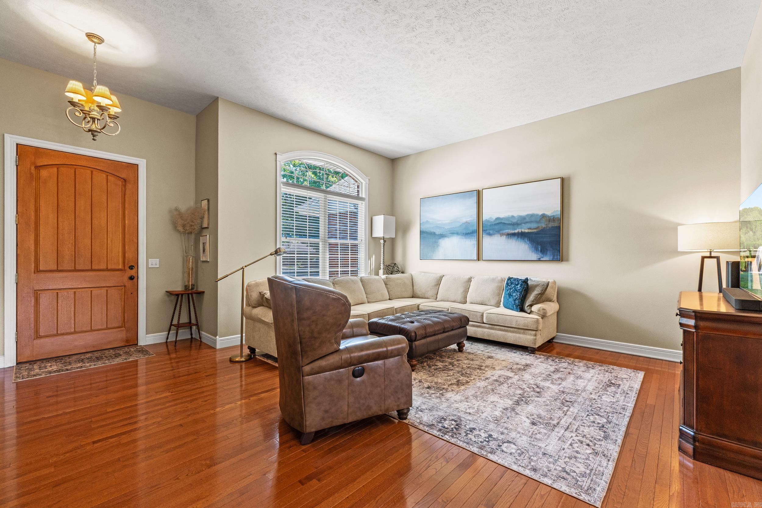 2027 Shadow Oak Drive Property Photo 4