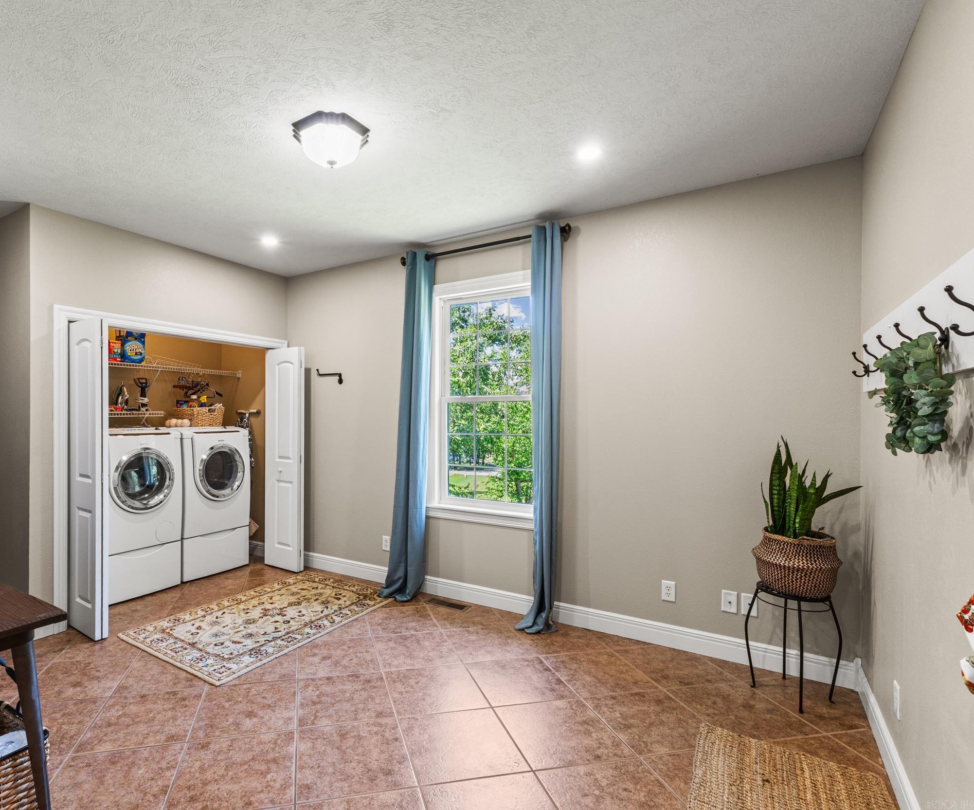 2027 Shadow Oak Drive Property Photo 13
