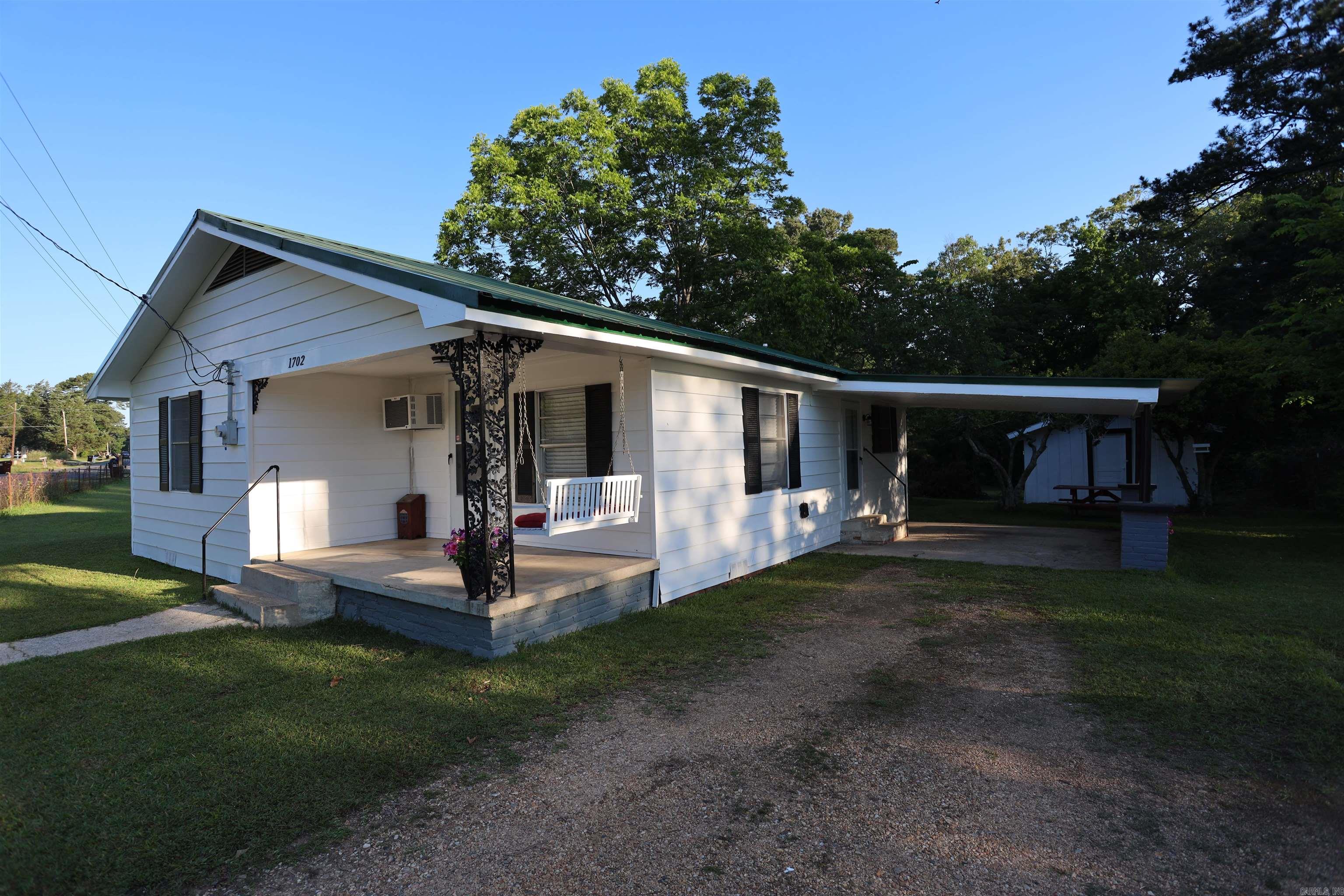 1702 W Pine Property Photo 3
