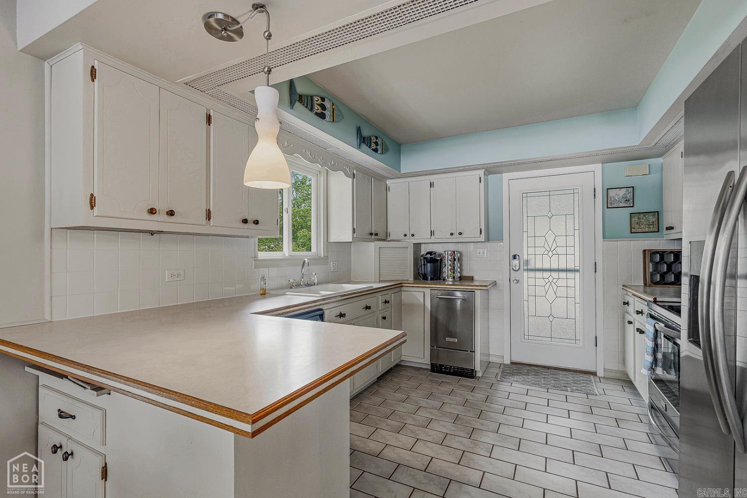 176 E Lakeshore Drive Property Photo 4