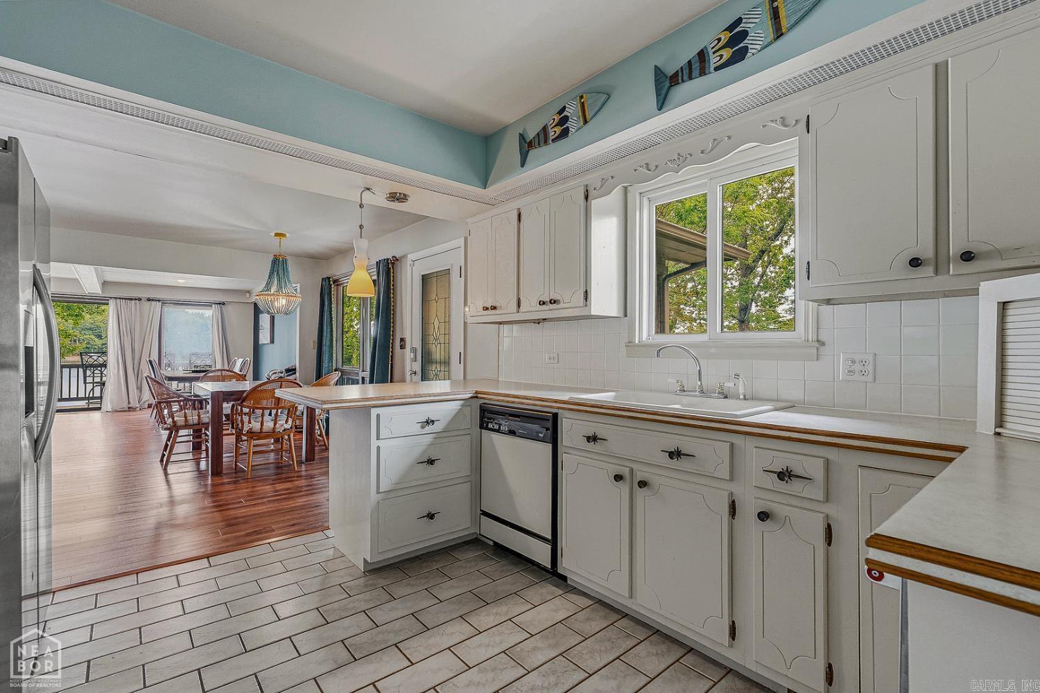 176 E Lakeshore Drive Property Photo 7