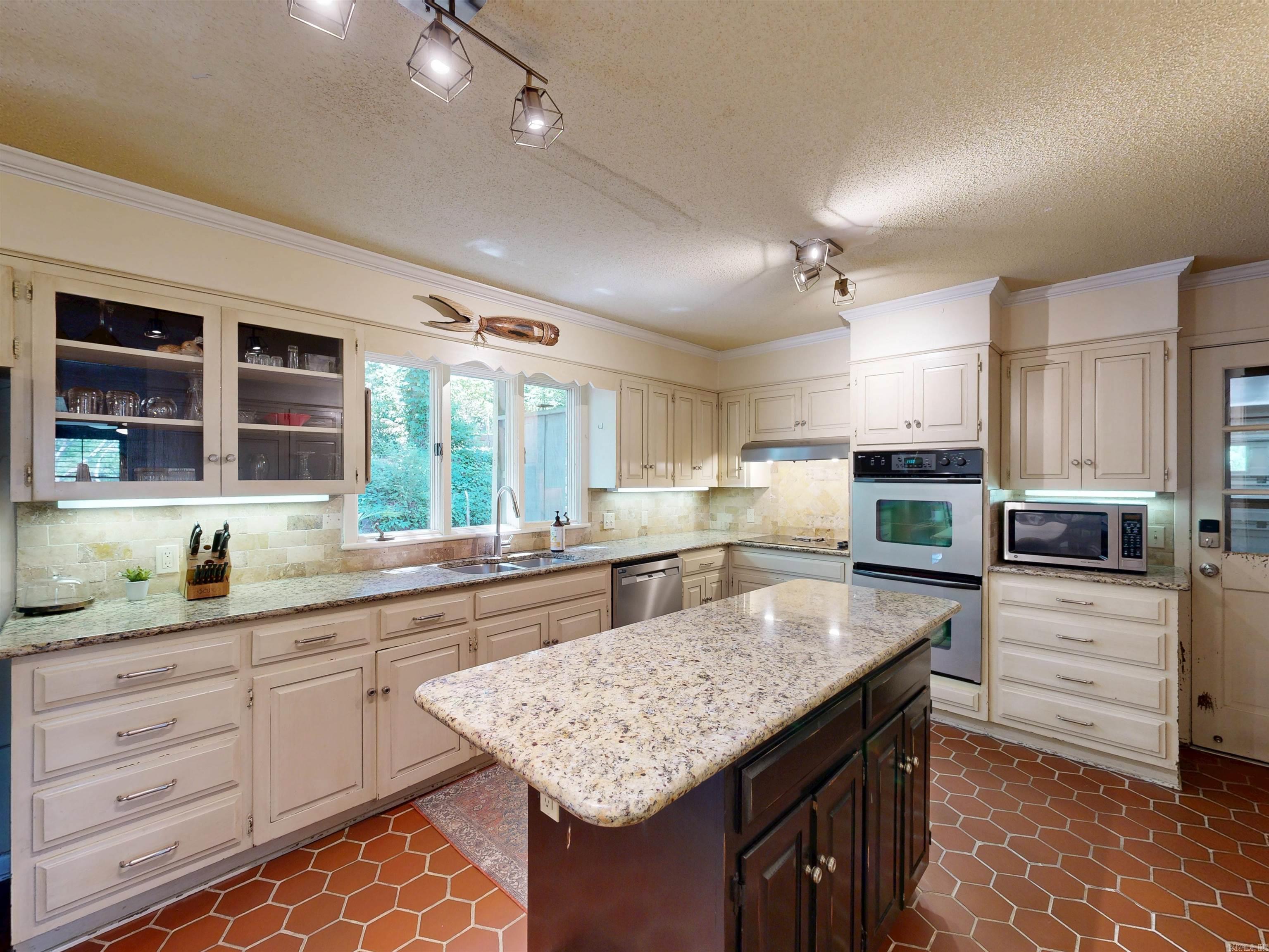 112 Leigh Circle Property Photo 6