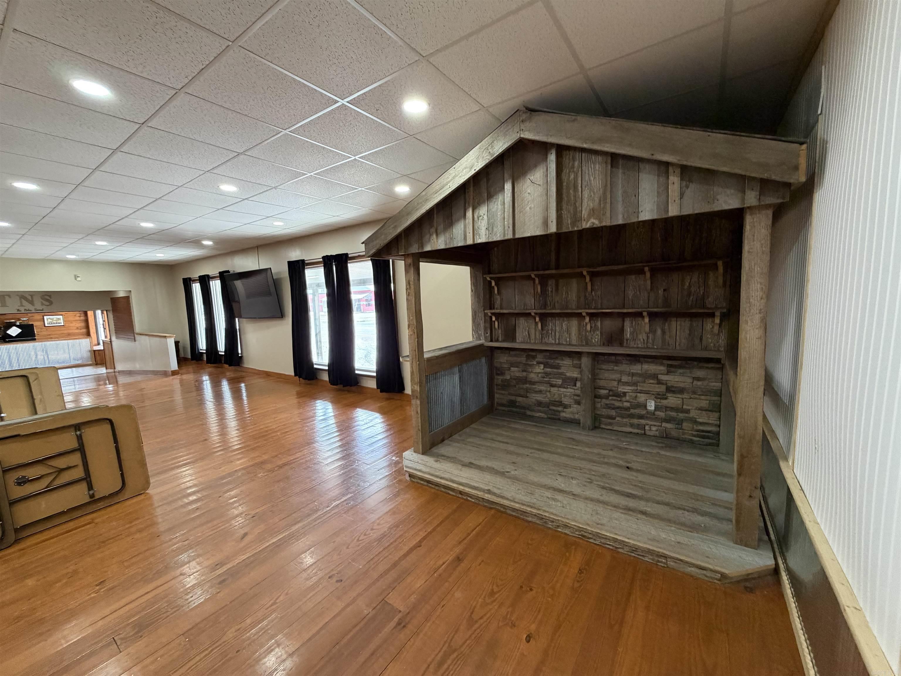 105 E 9th Street Property Photo 38