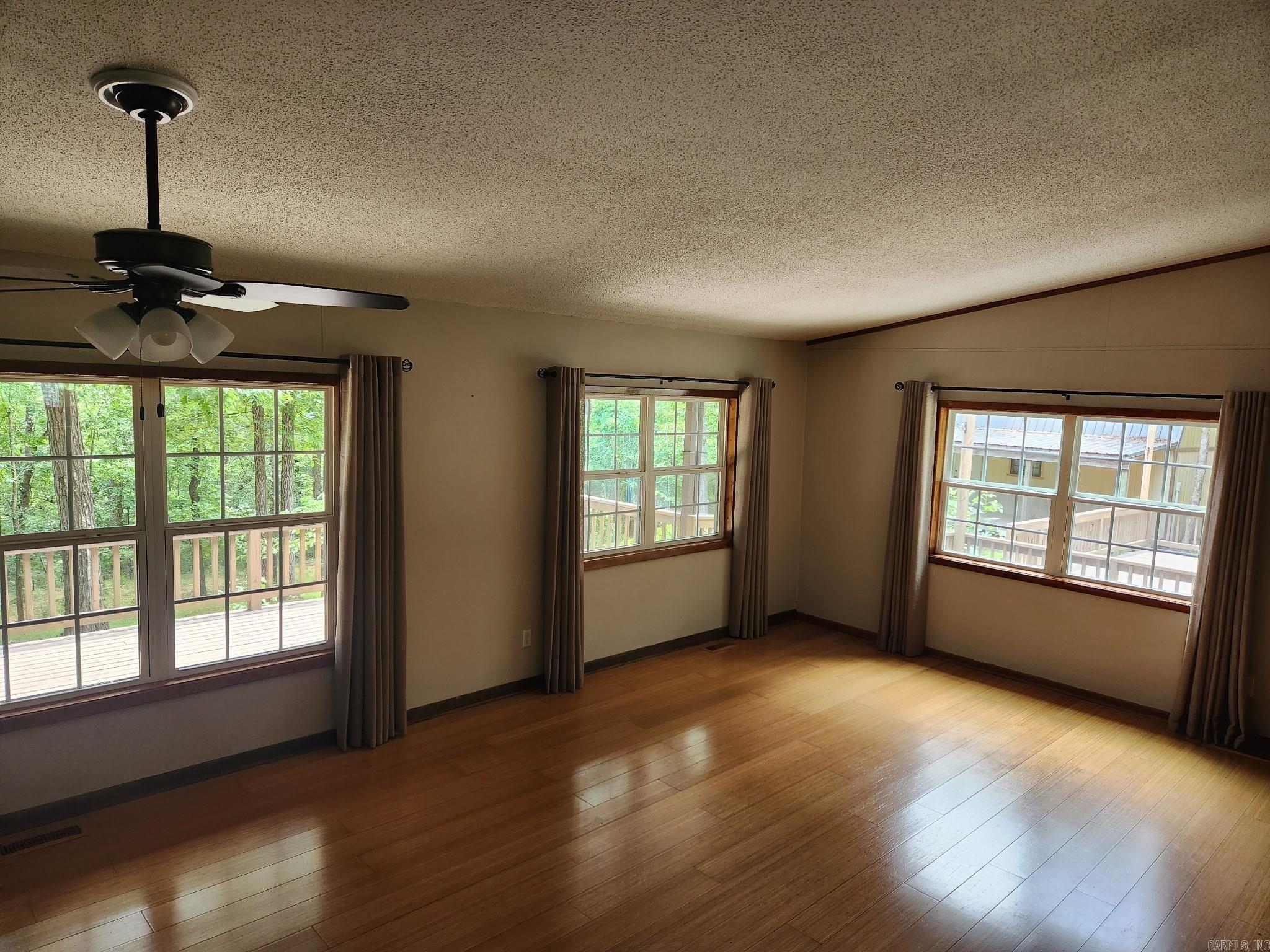 106 Oak Park Property Photo 4