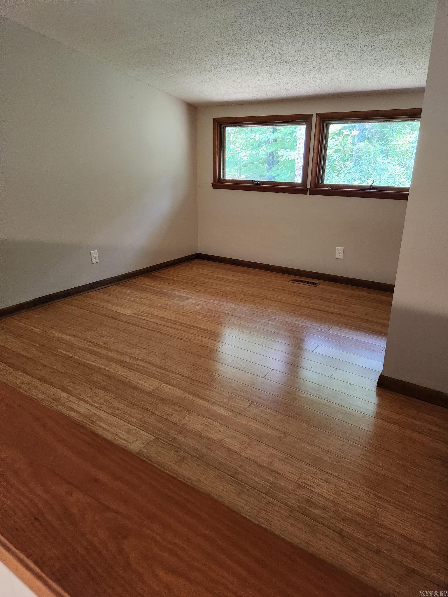 106 Oak Park Property Photo 8