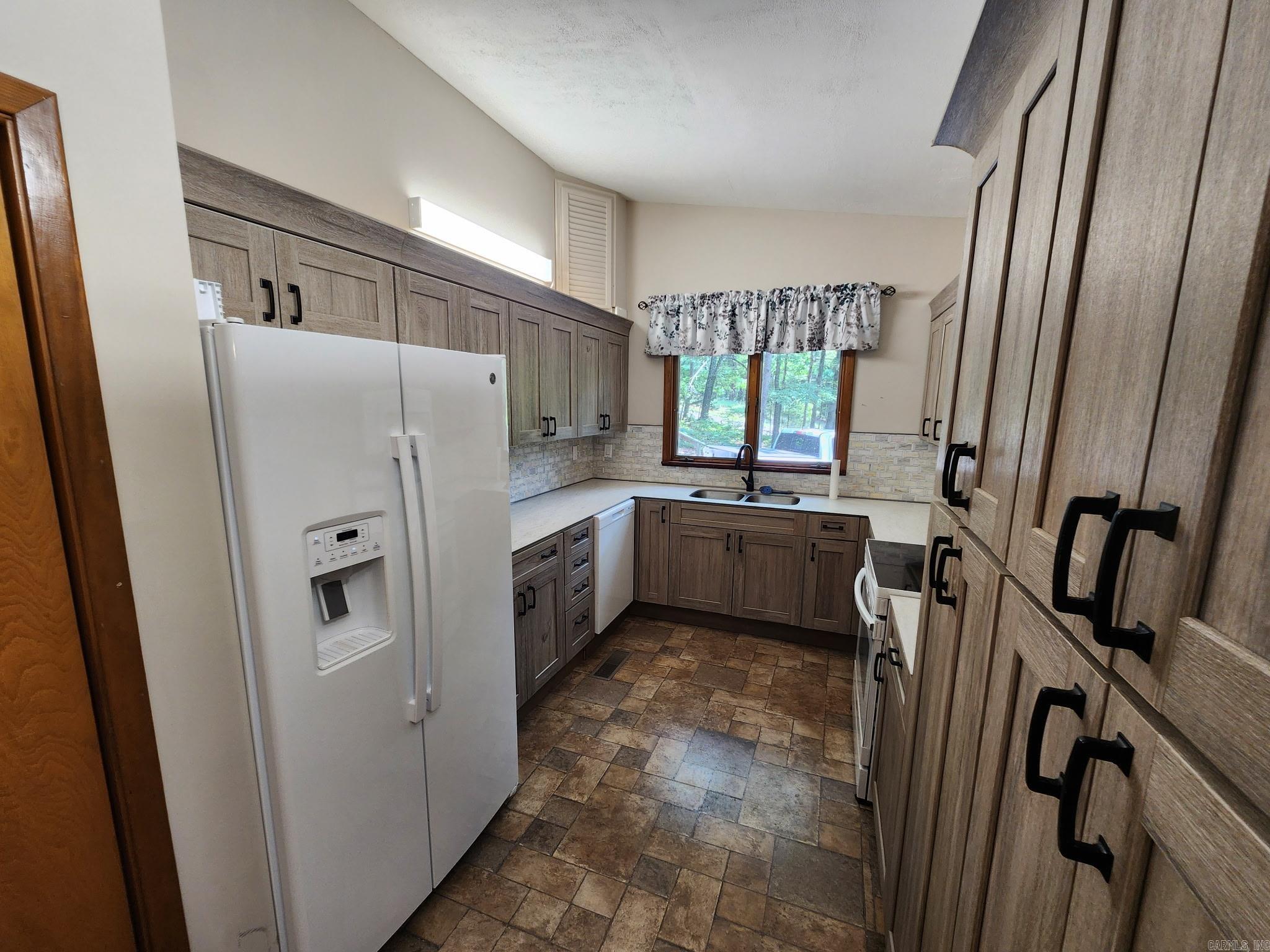 106 Oak Park Property Photo 9