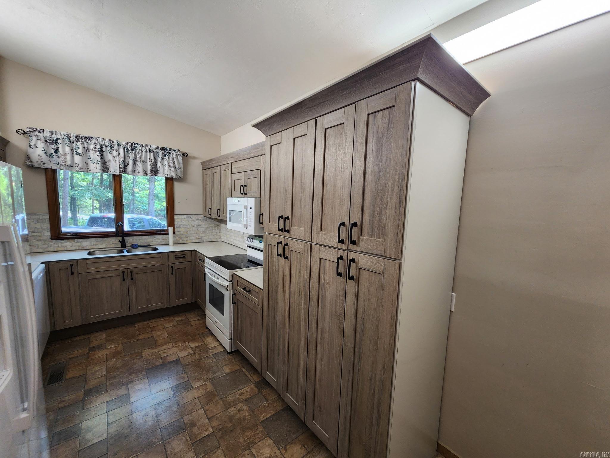 106 Oak Park Property Photo 10