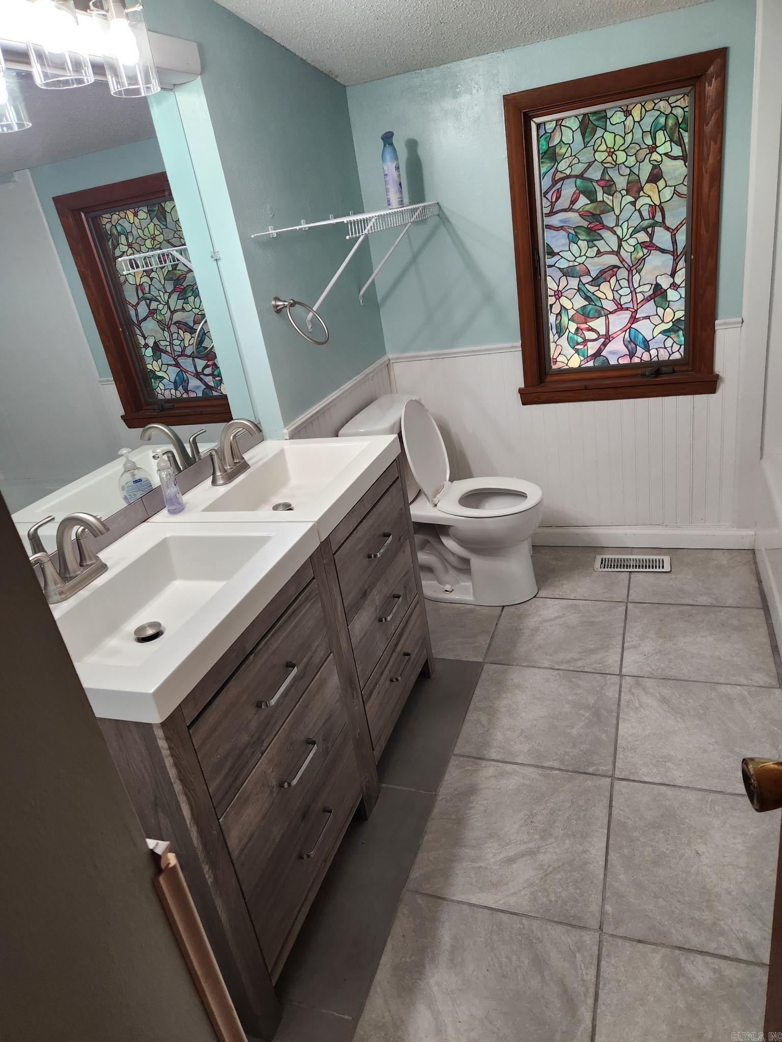 106 Oak Park Property Photo 12