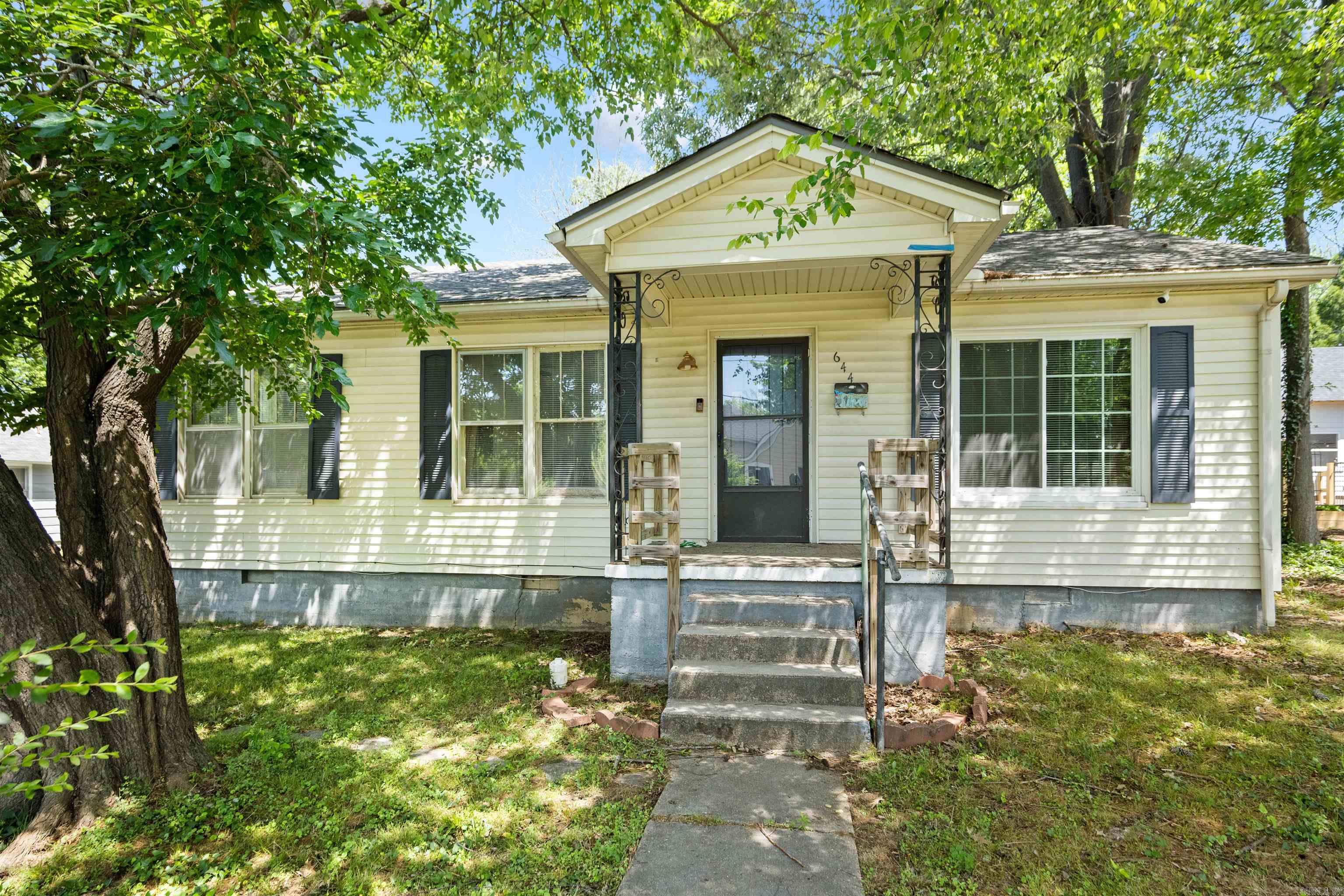 644 W Matthews Ave Property Photo 1