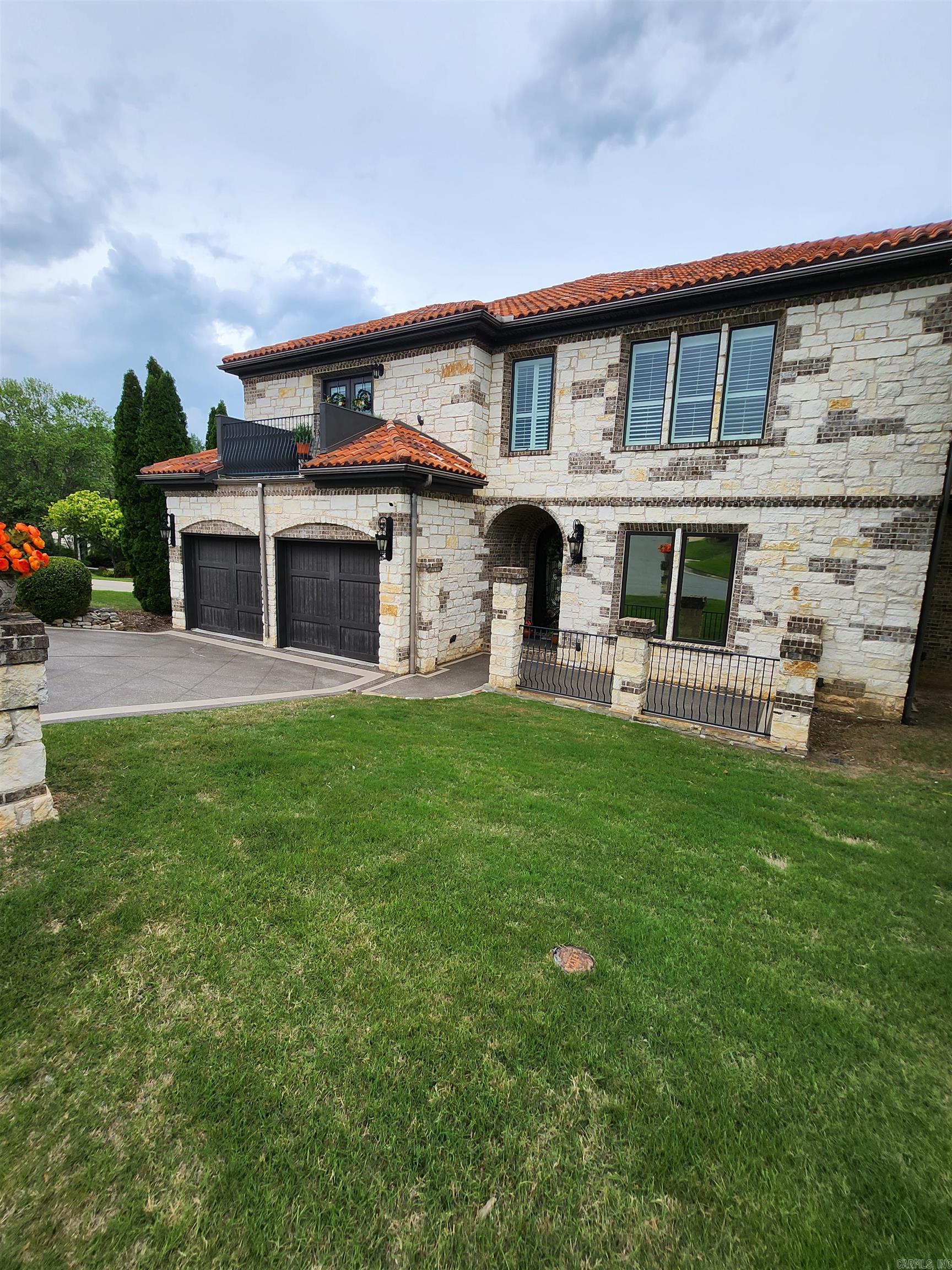 11 La Scala Court Property Photo 4