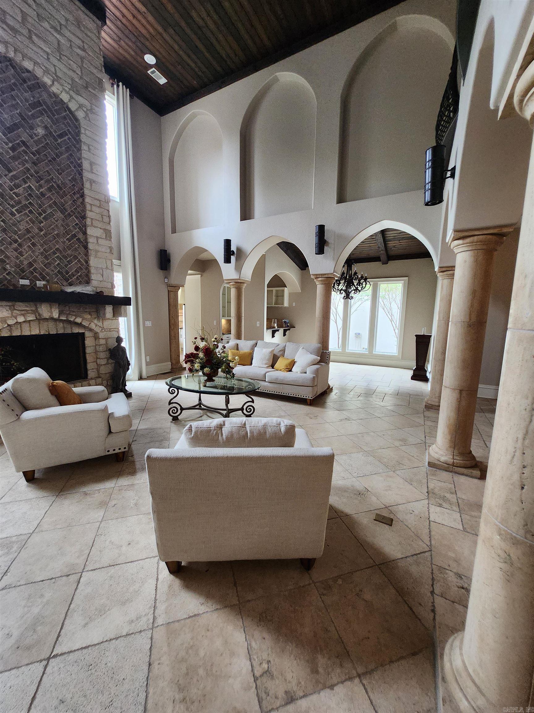 11 La Scala Court Property Photo 7