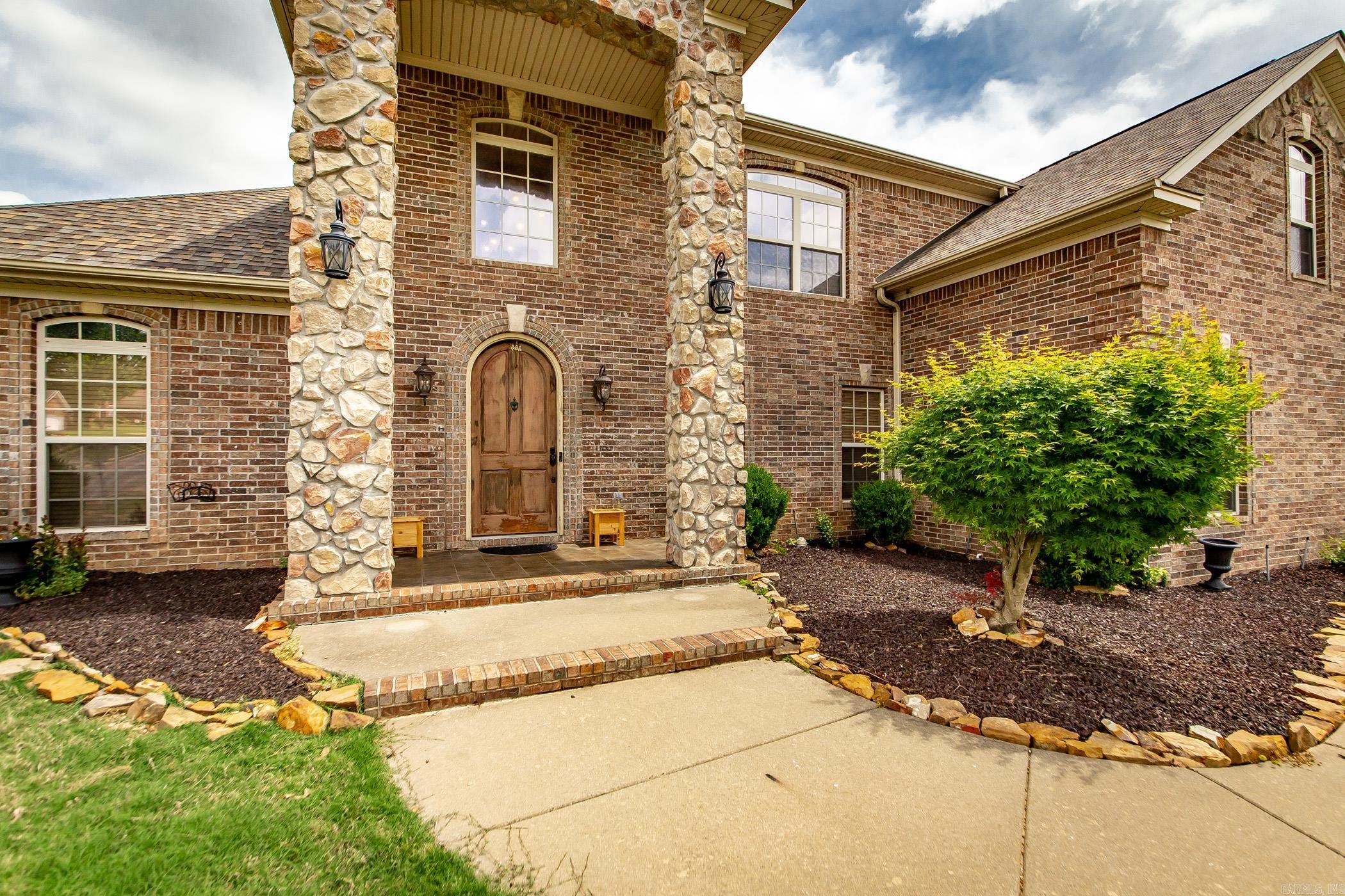 1916 Oakbrook Drive Property Photo 3
