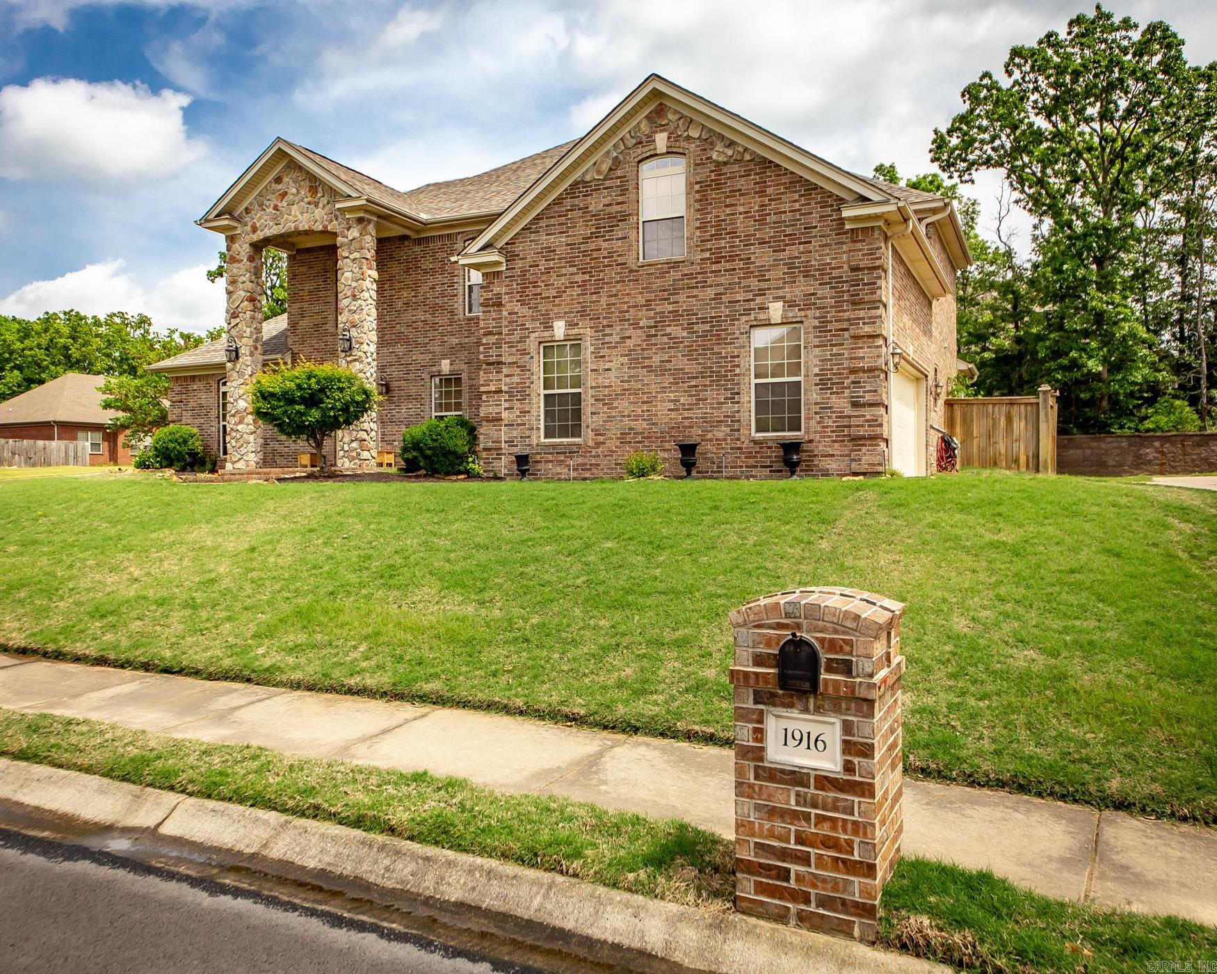 1916 Oakbrook Drive Property Photo 4
