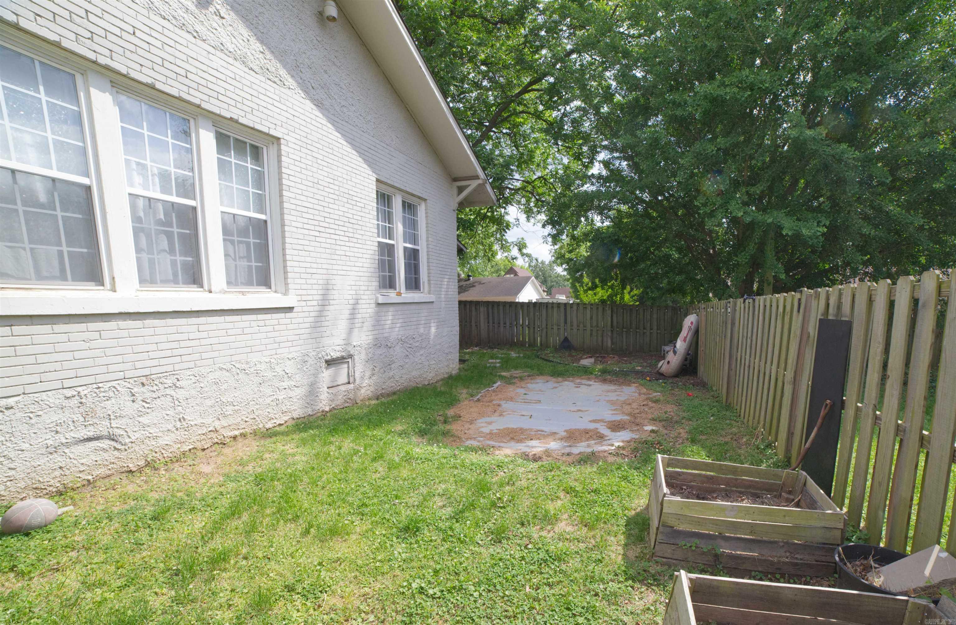 411 Pyburn Property Photo 6