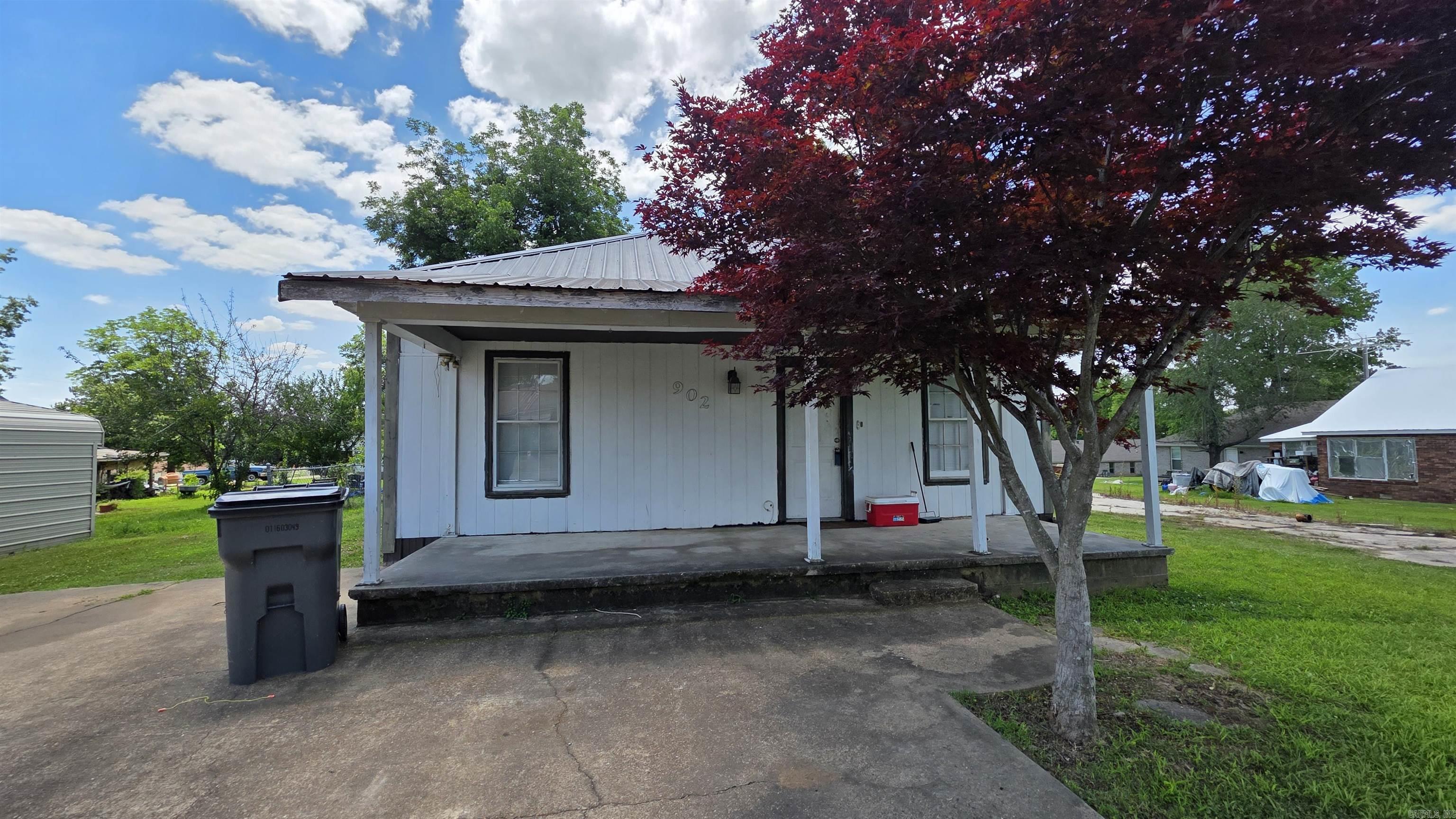 902 Wirt St Property Photo 1