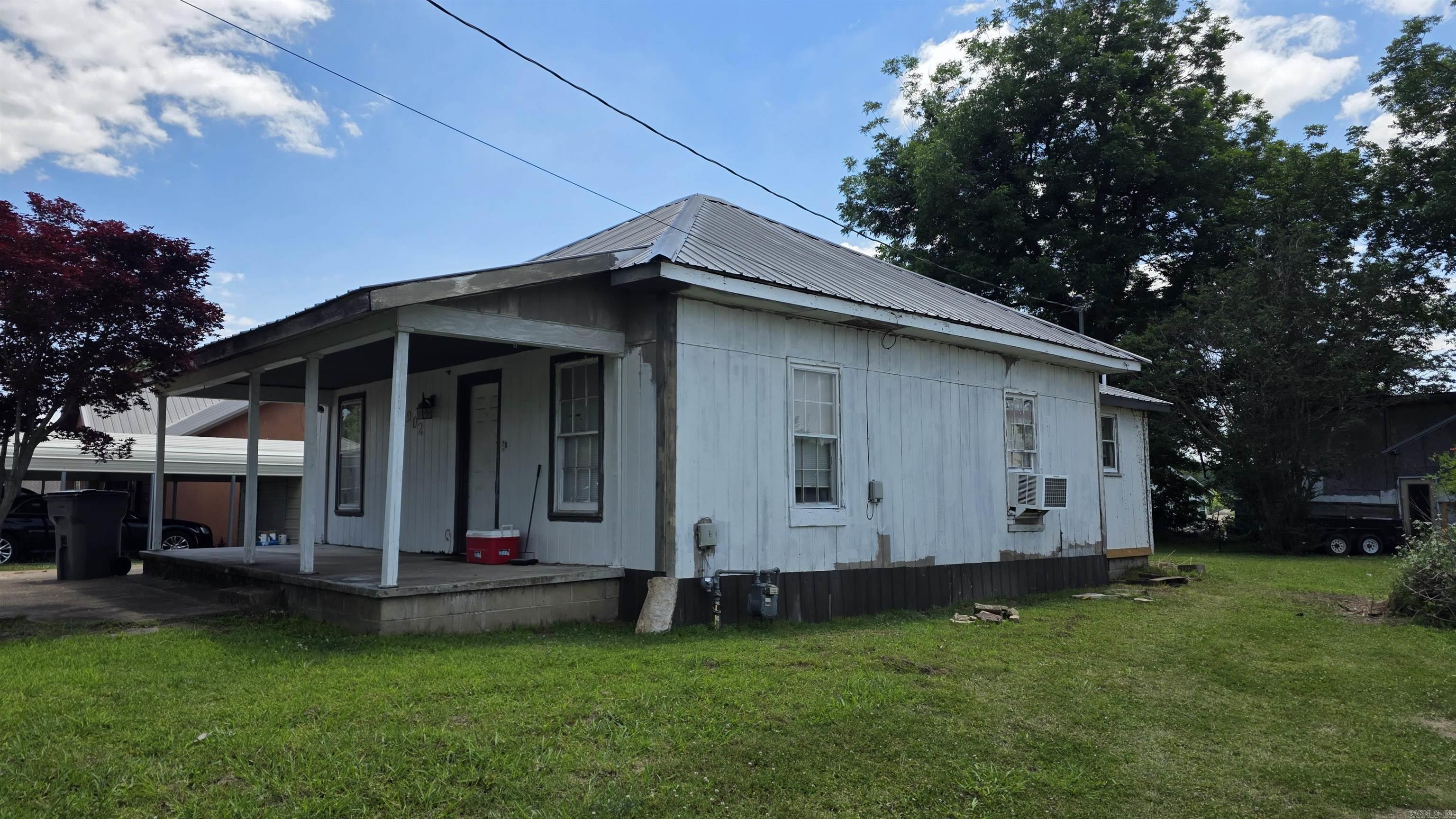 902 Wirt St Property Photo 2