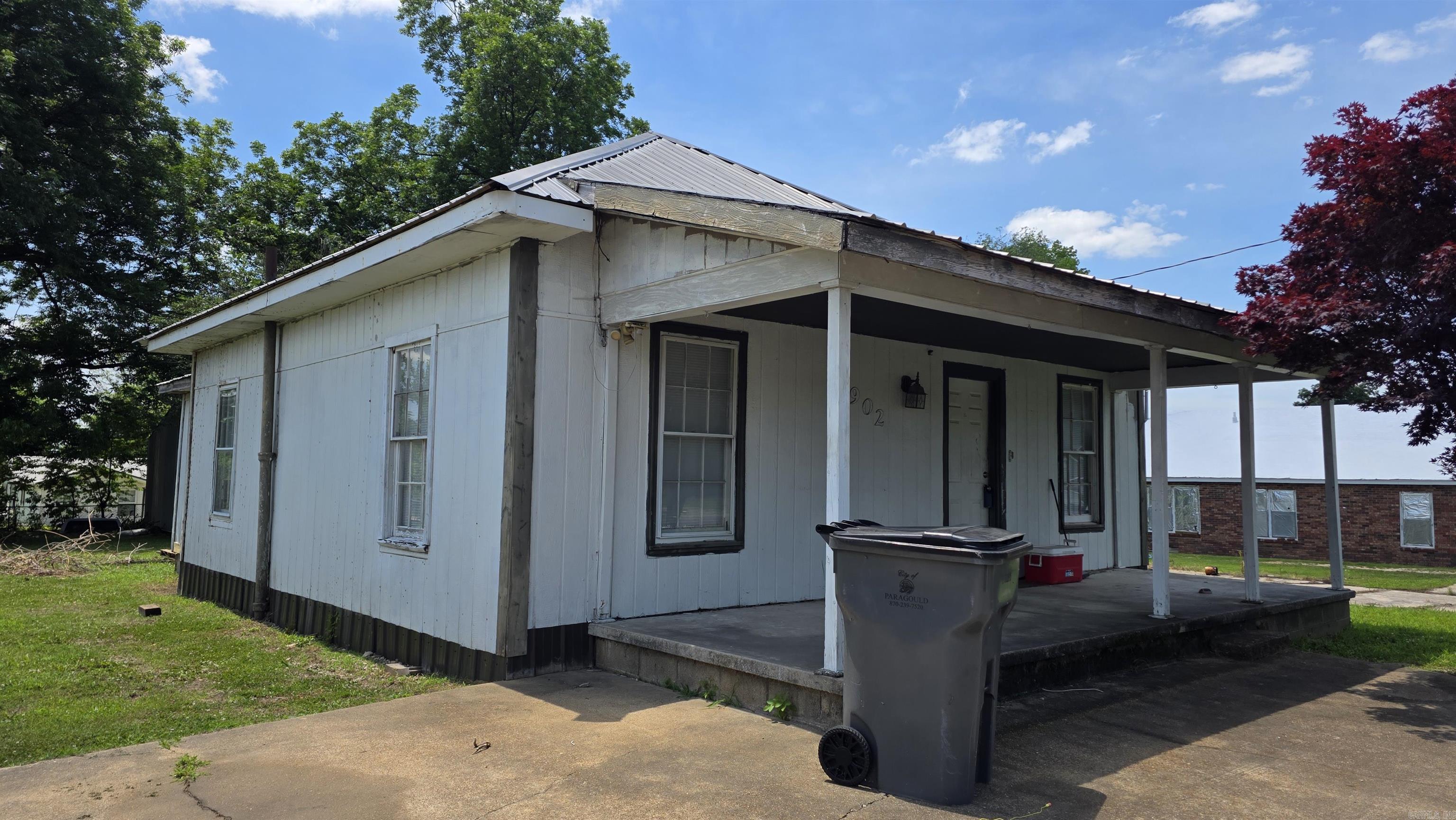 902 Wirt St Property Photo 3