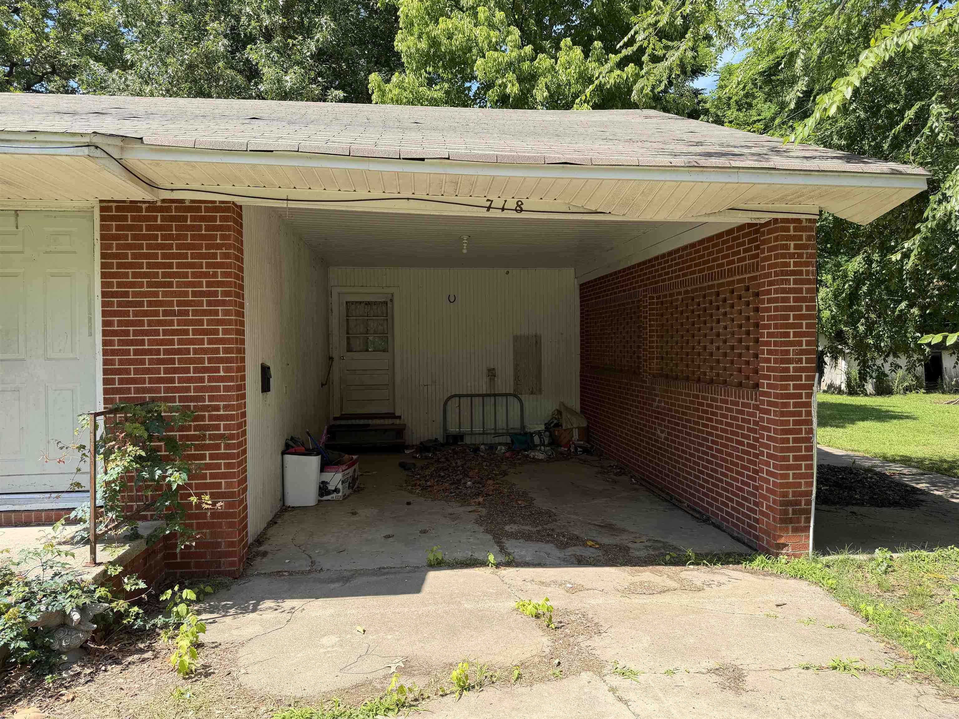 718 W Cross St Property Photo 3