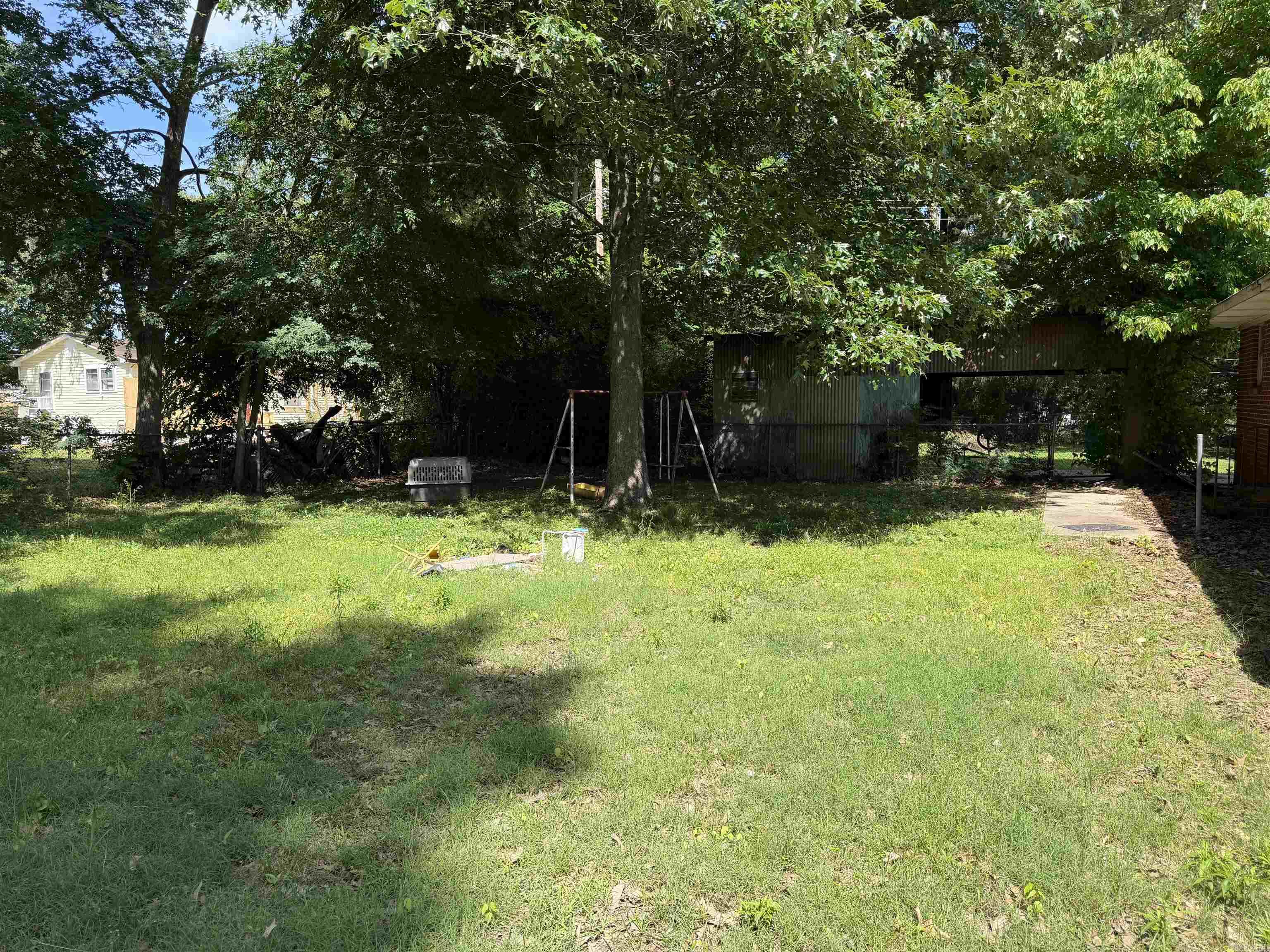 718 W Cross St Property Photo 4