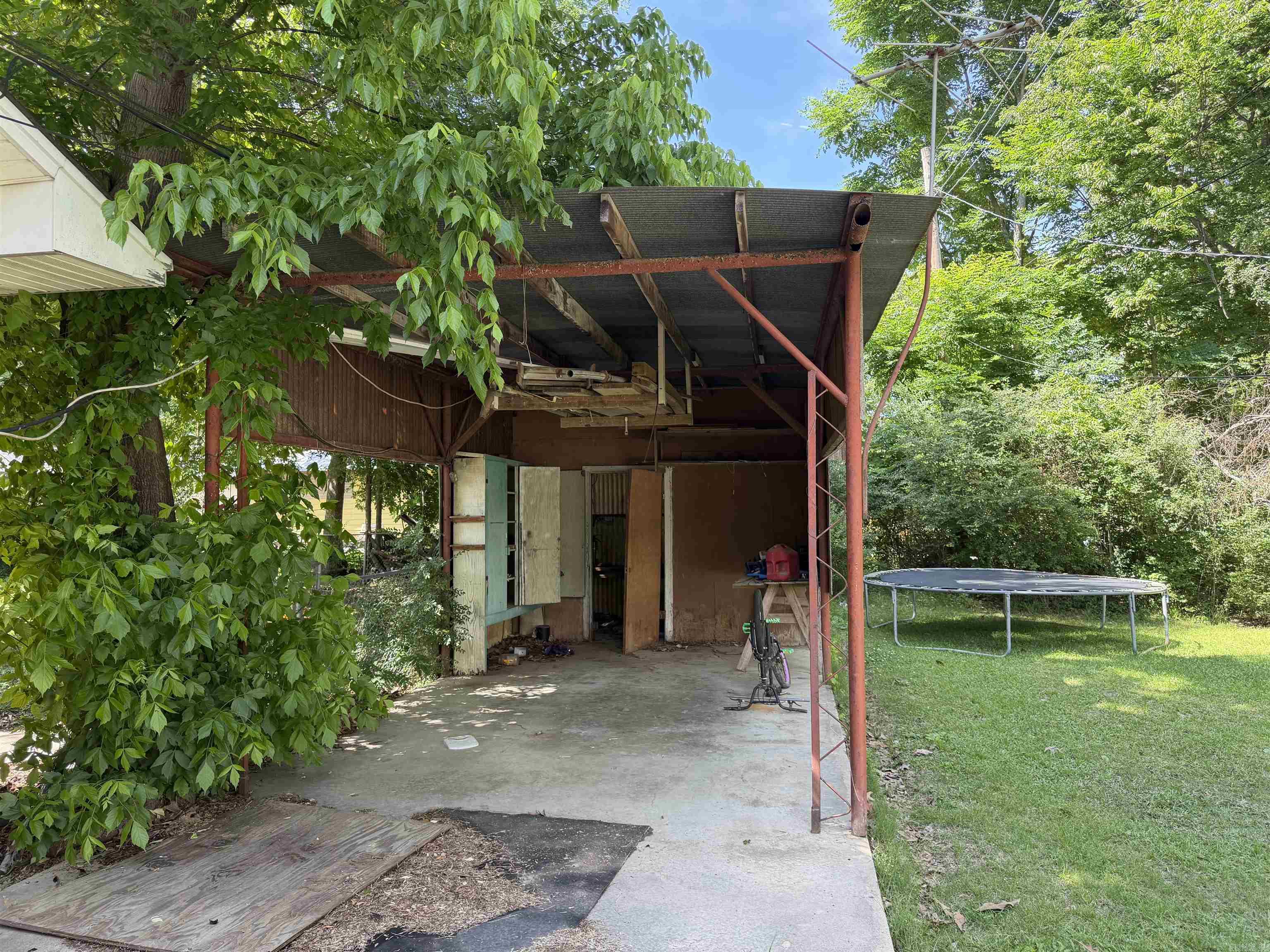 718 W Cross St Property Photo 24