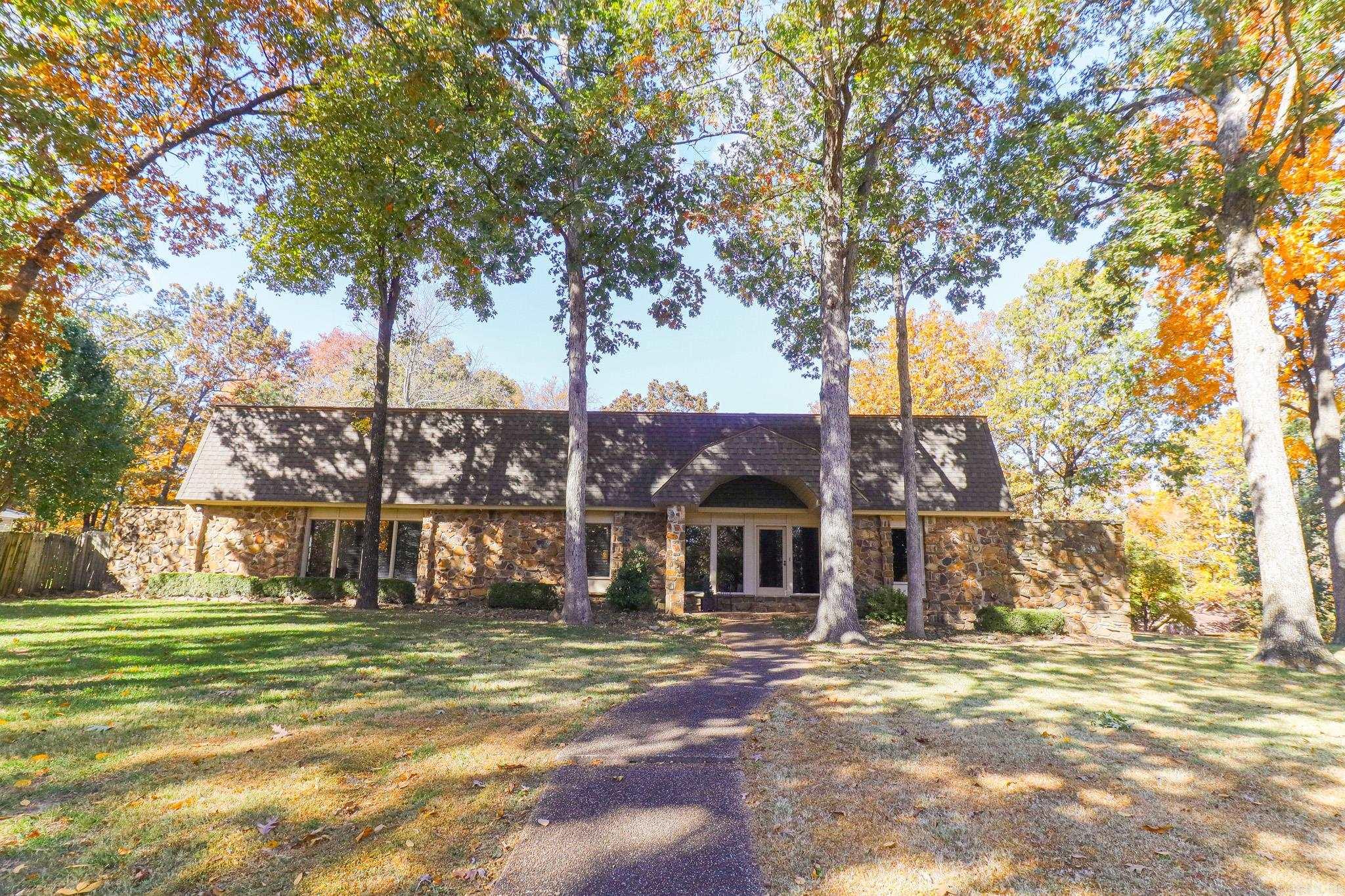 2100 Paula Drive Property Photo 1