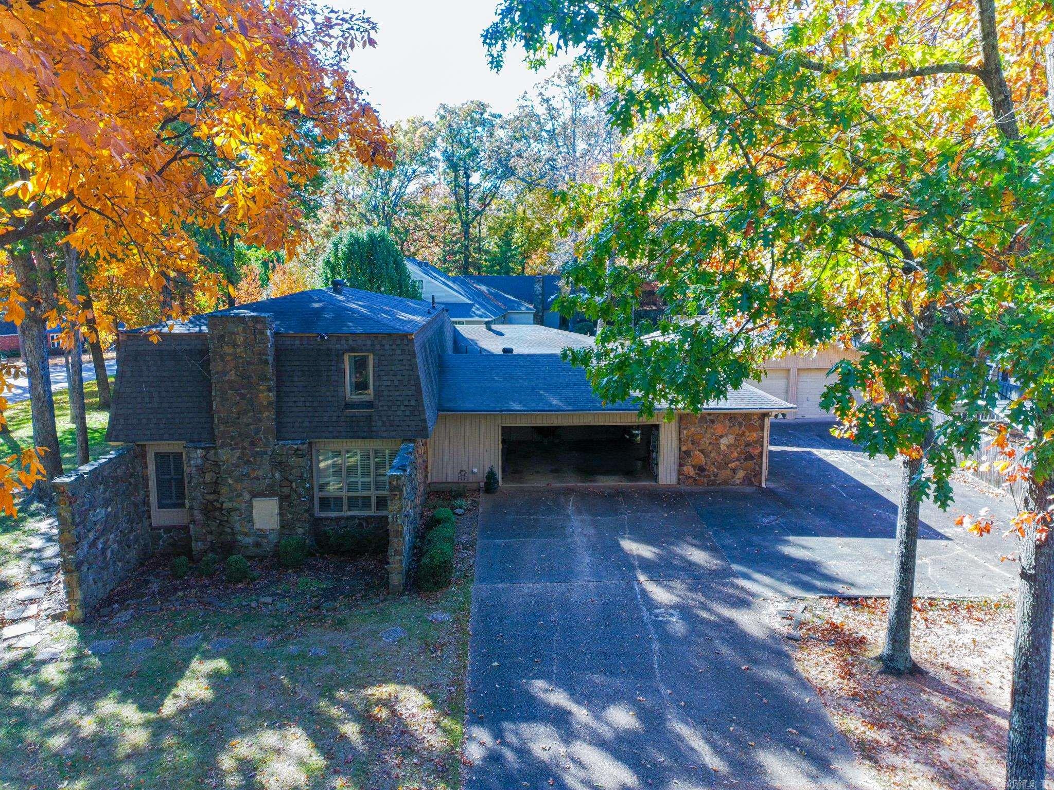 2100 Paula Drive Property Photo 5