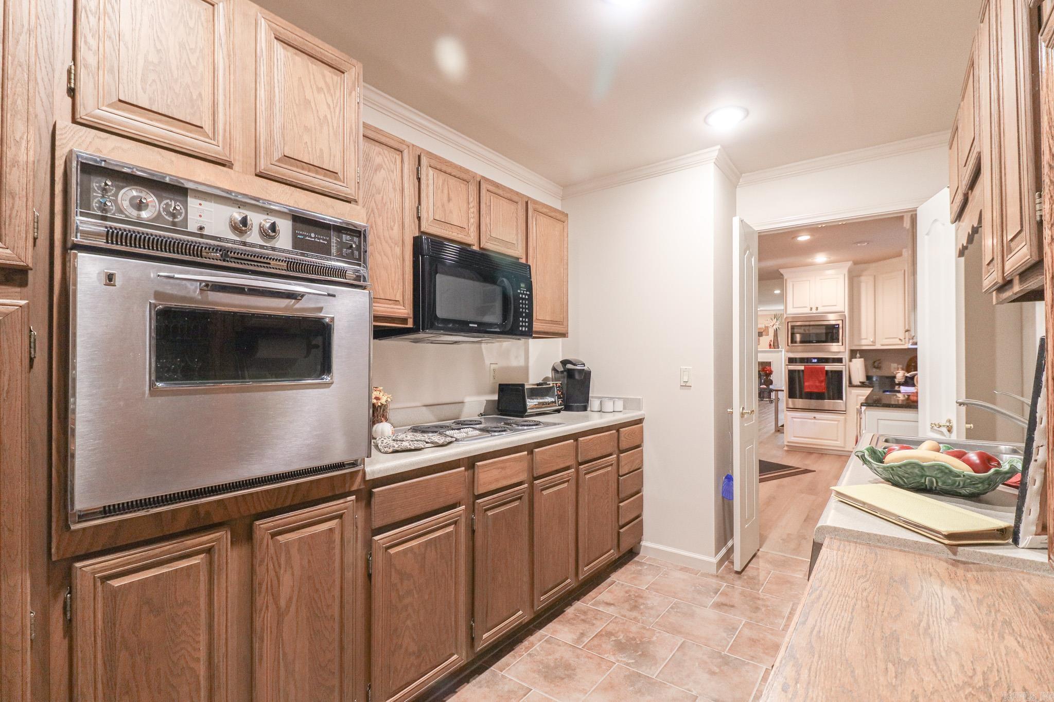 2100 Paula Drive Property Photo 18