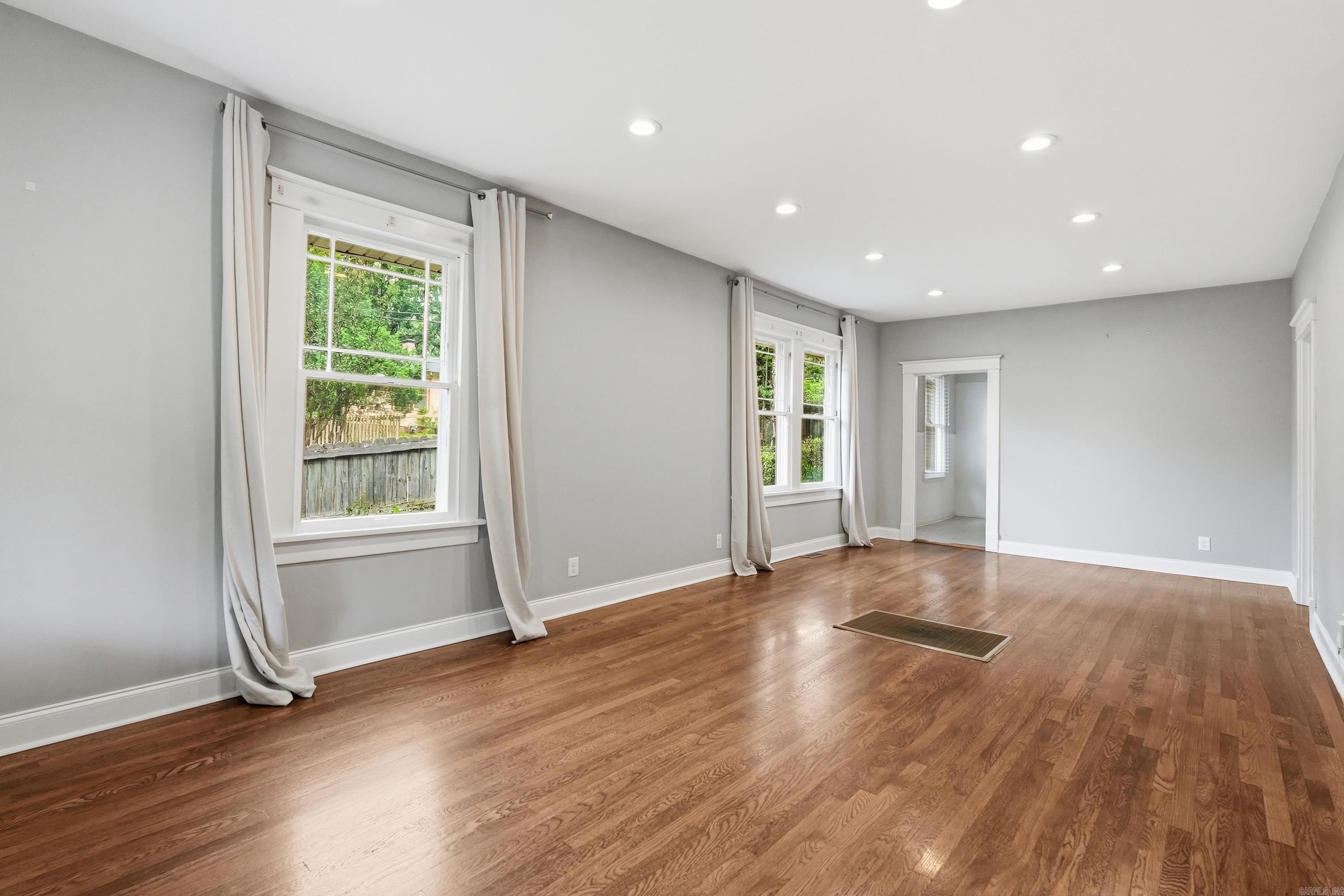 5024 Woodlawn Property Photo 9
