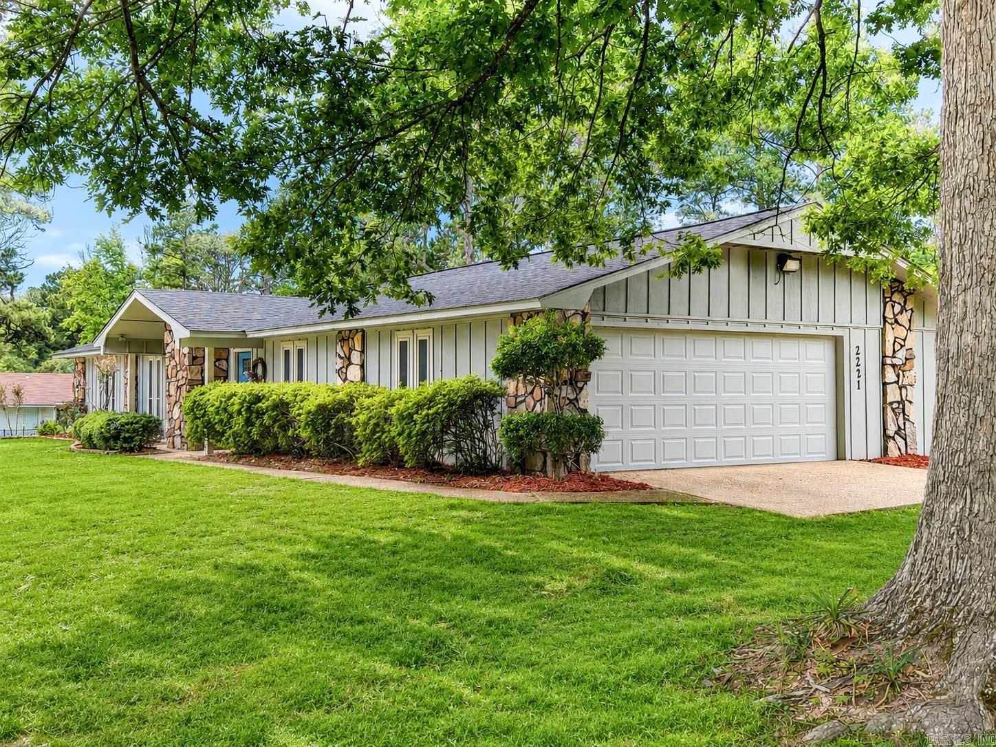 2221 Meadowpond Trail Property Photo 3