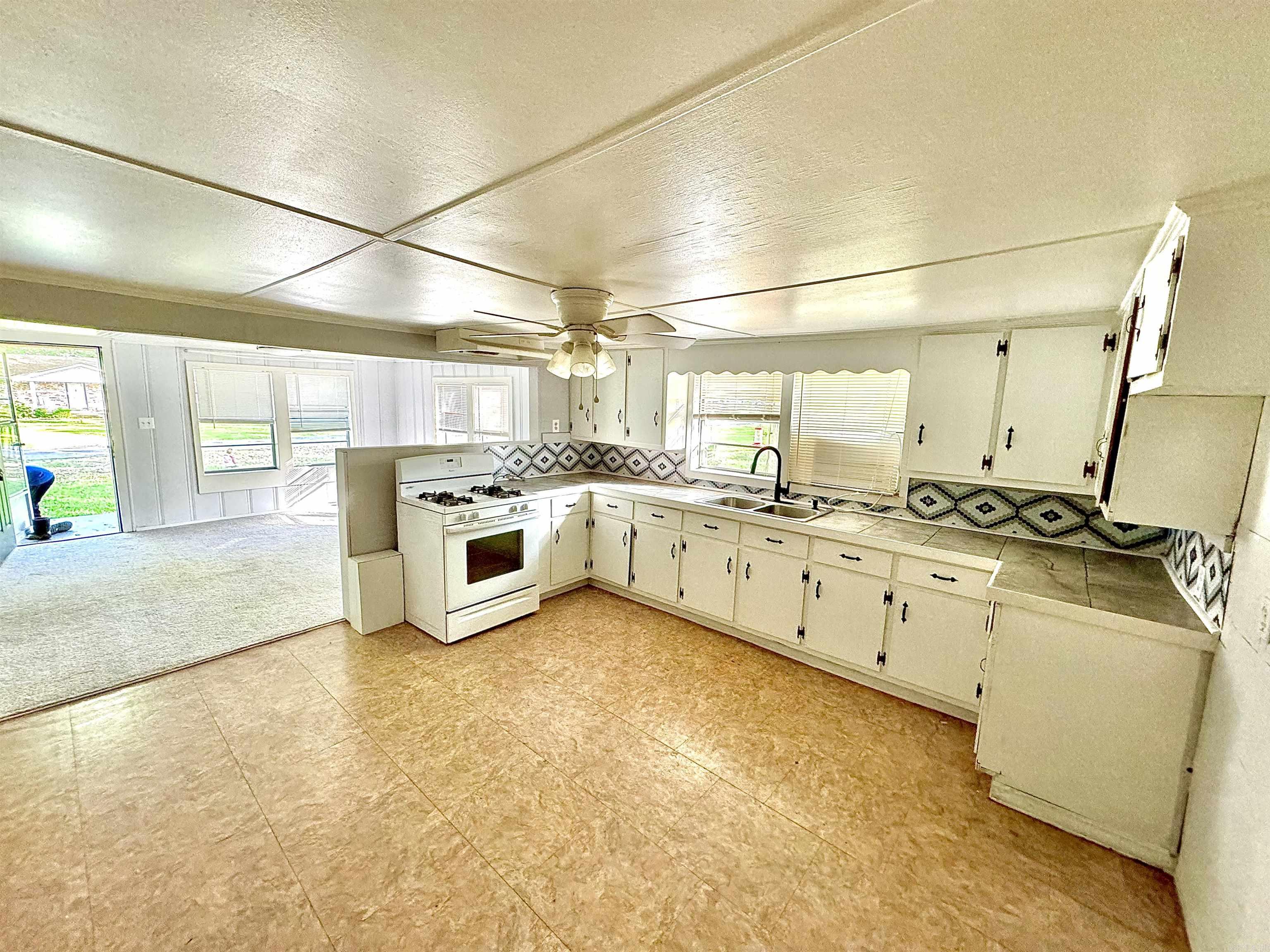 311 E College St. Property Photo 4