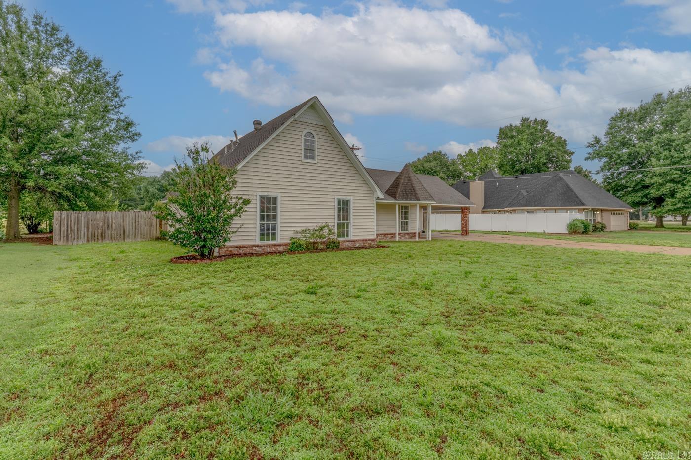 504 Honeysuckle Lane Property Photo 4