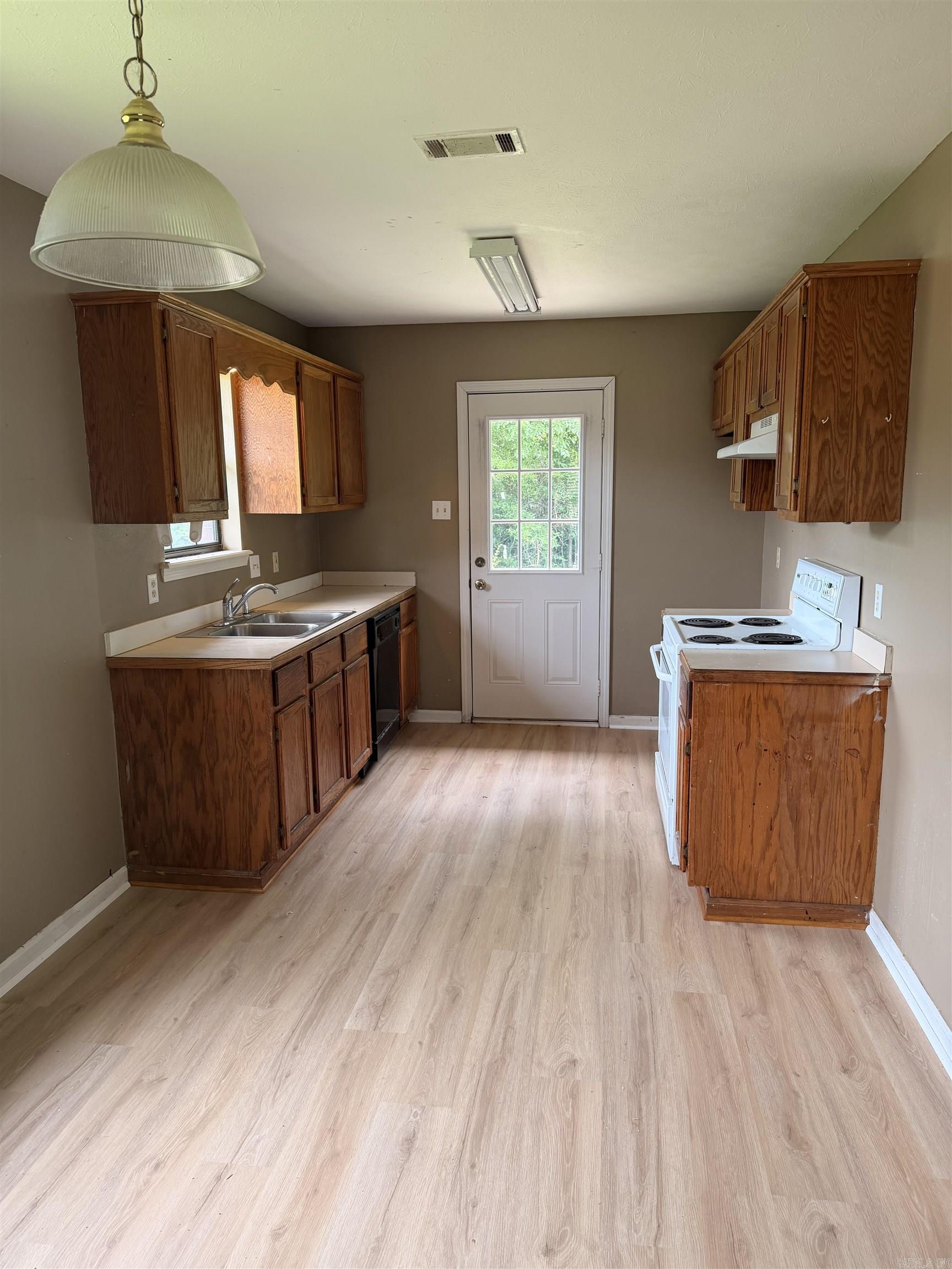 2575 Winchester Drive Property Photo 2