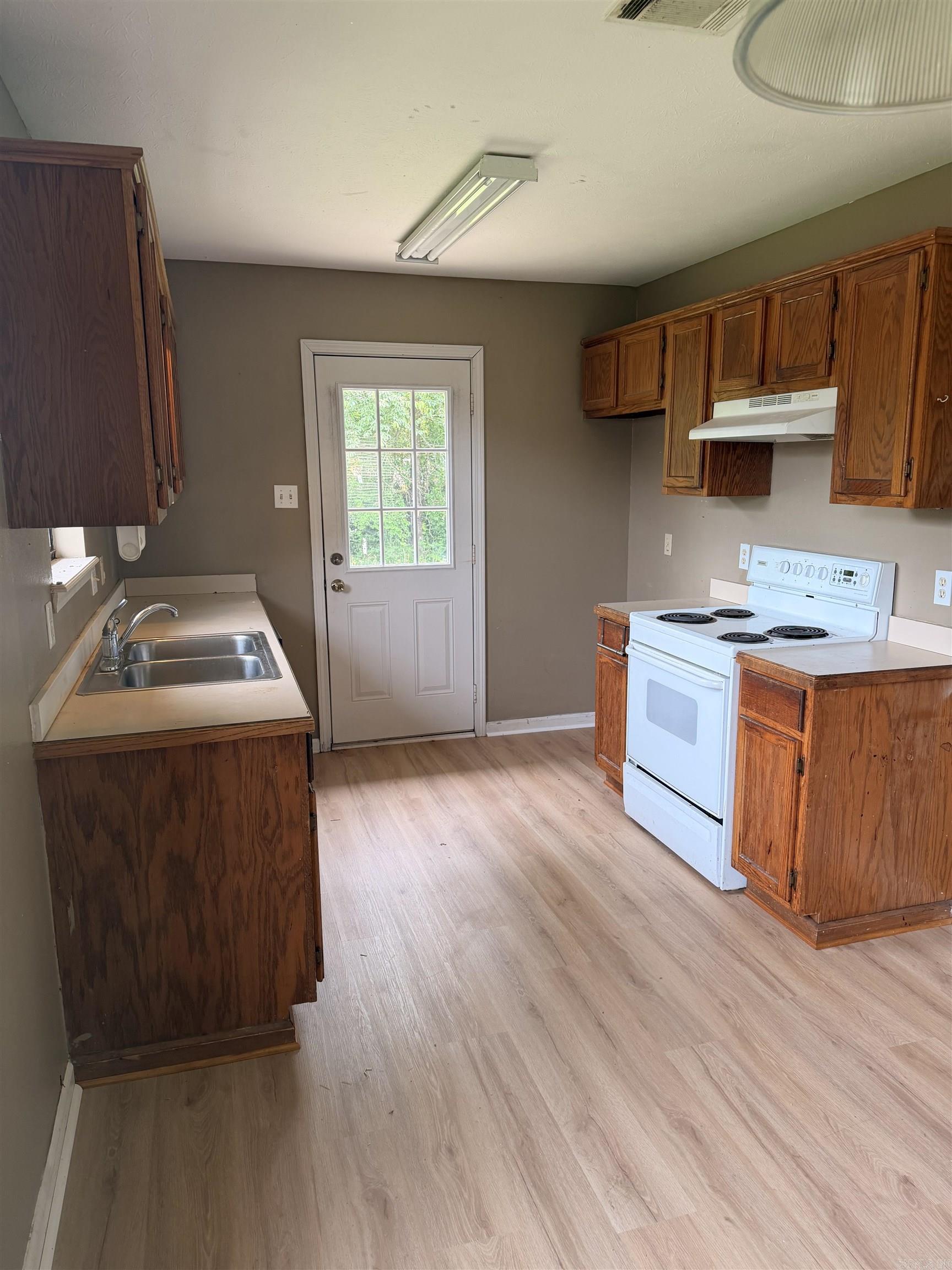 2575 Winchester Drive Property Photo 3