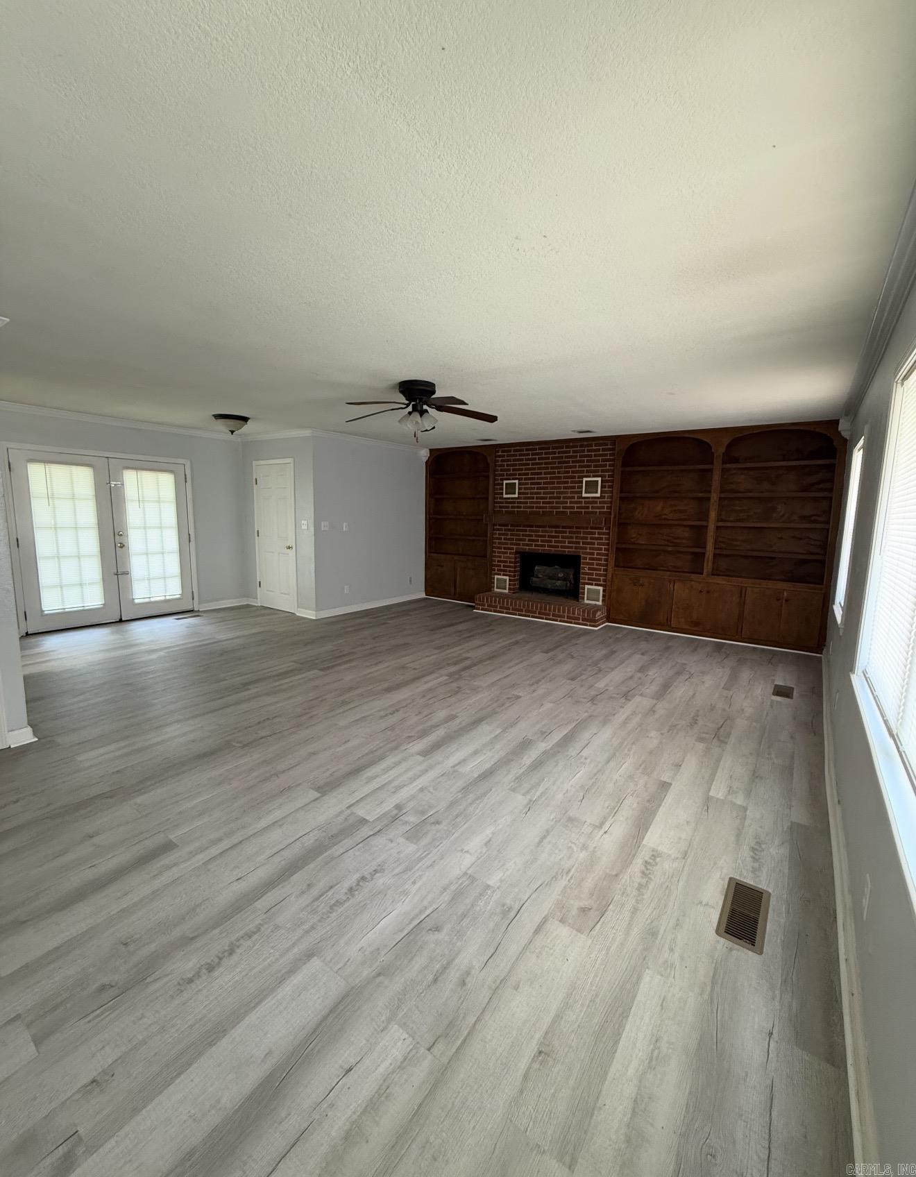 701 Whiteoak Property Photo 2
