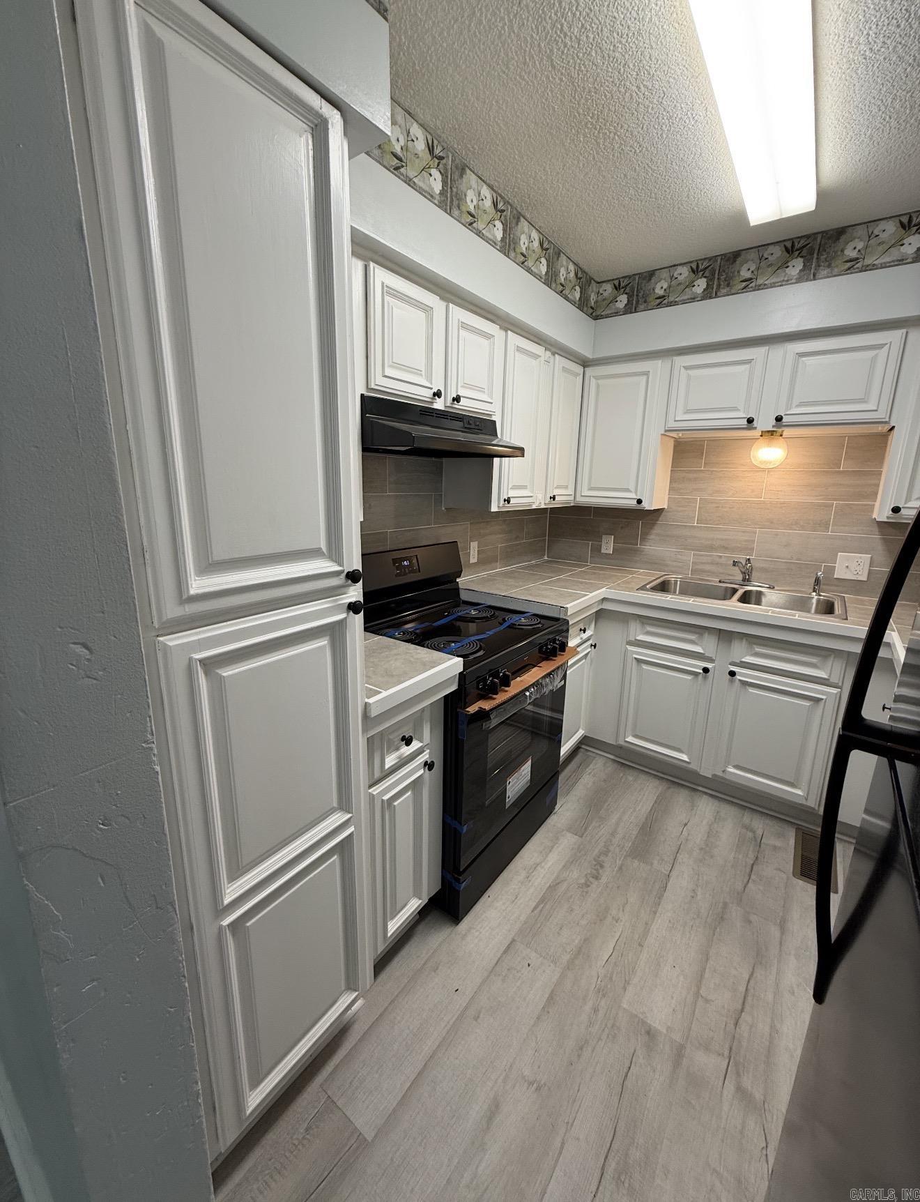 701 Whiteoak Property Photo 3