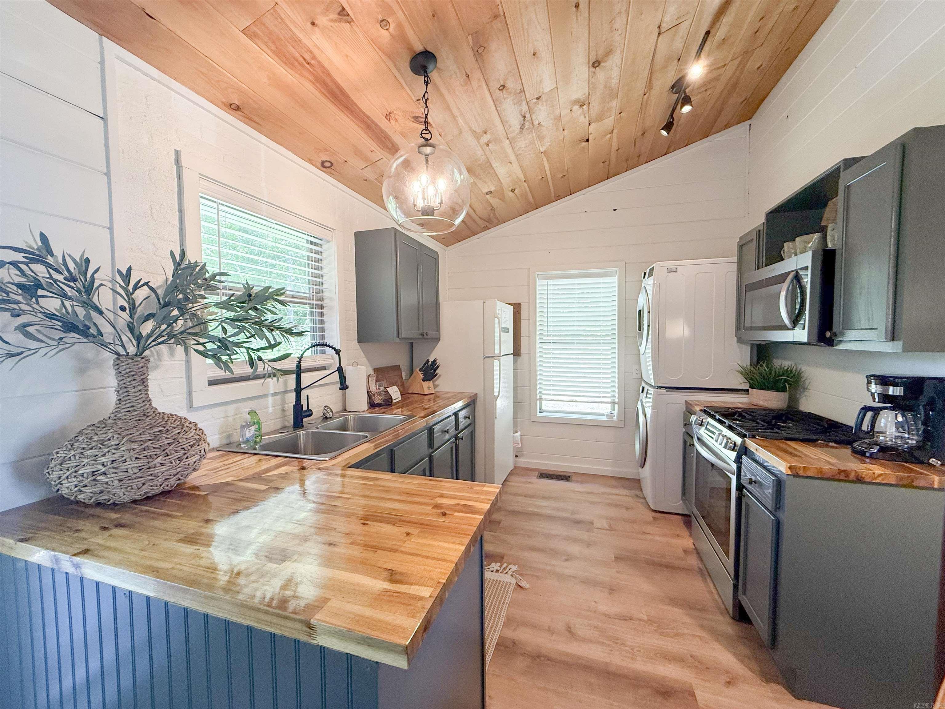 232 Double Bridge Loop Property Photo 8