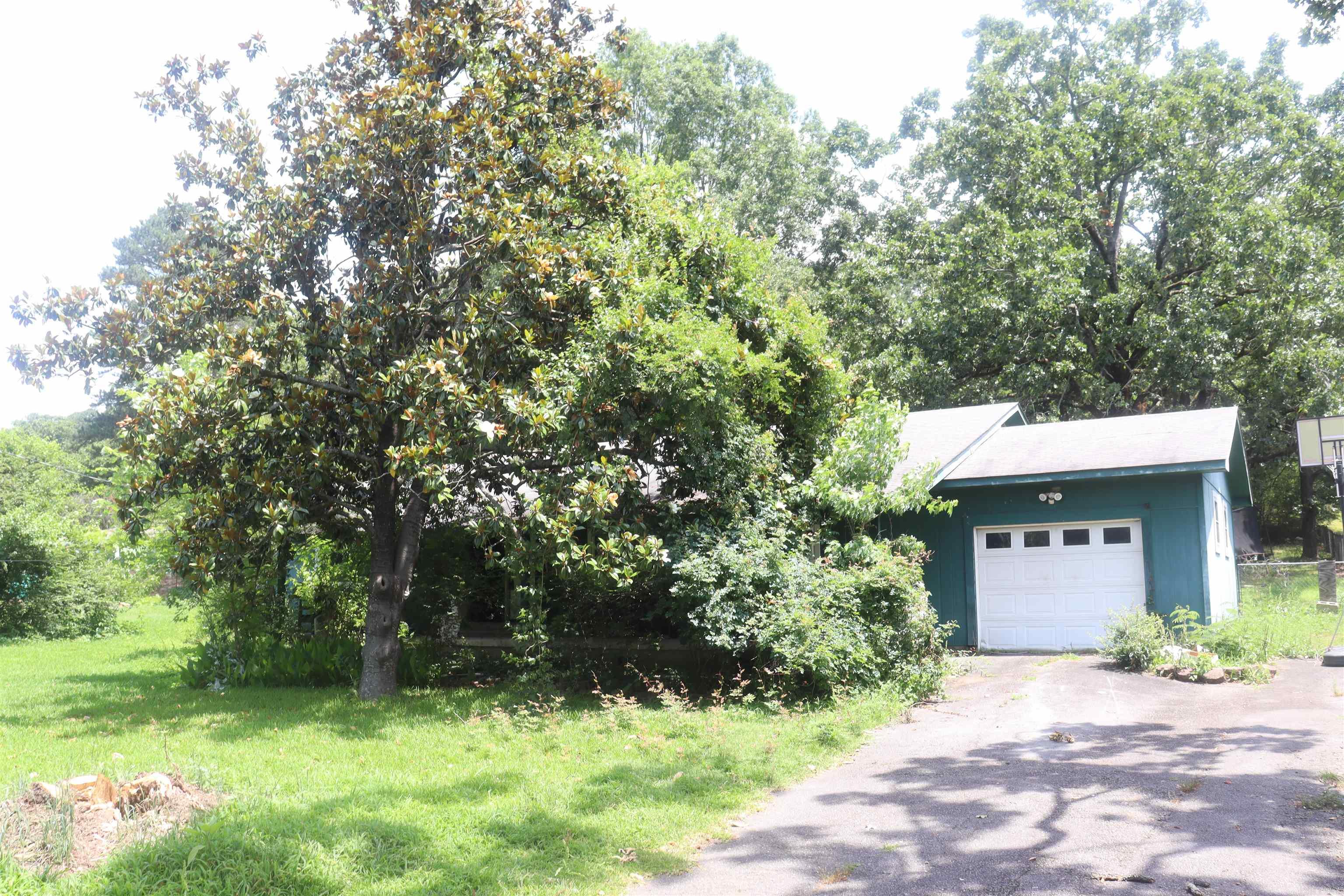 8916 Macarthur Drive Property Photo 1