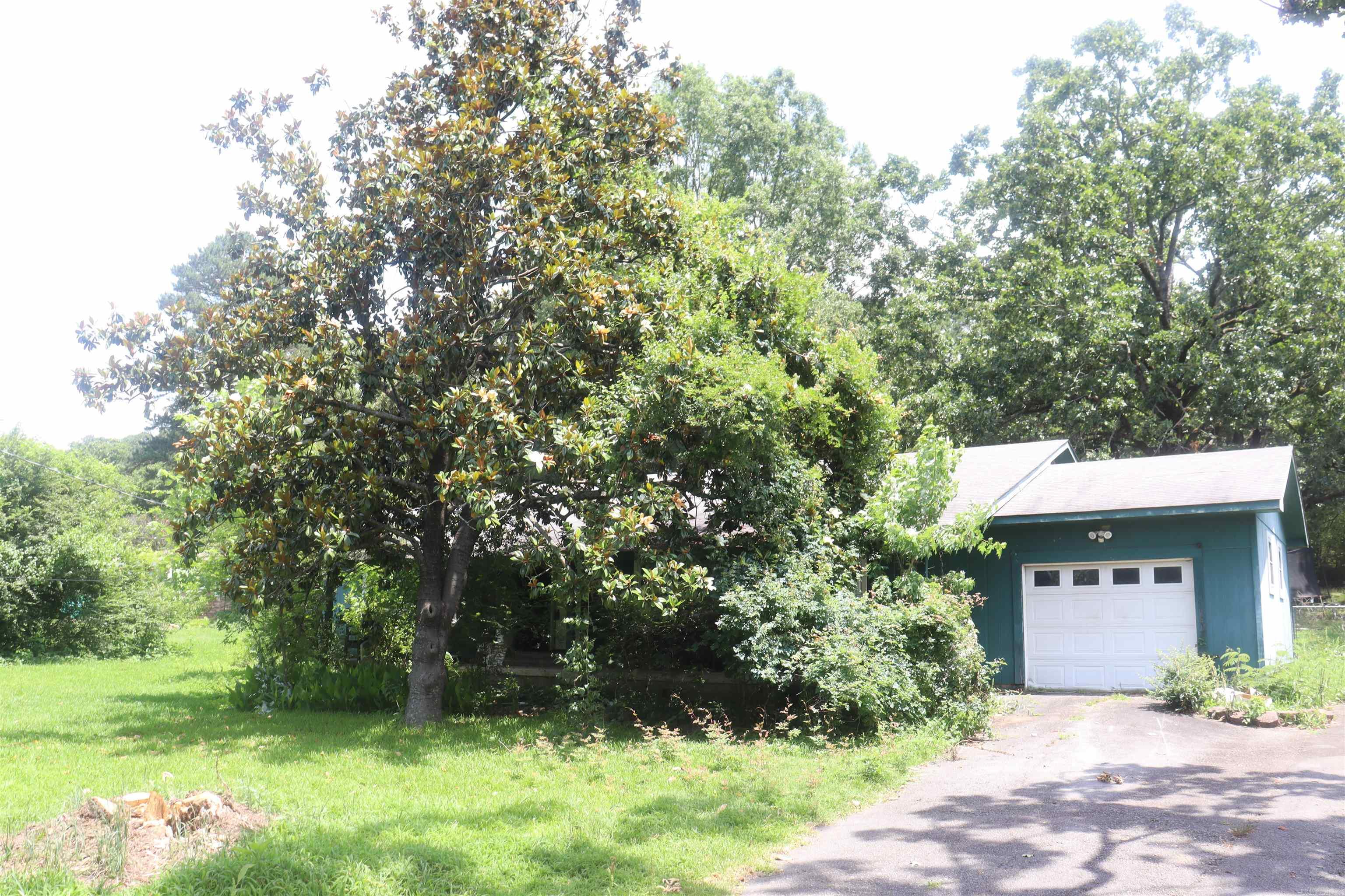 8916 Macarthur Drive Property Photo 2