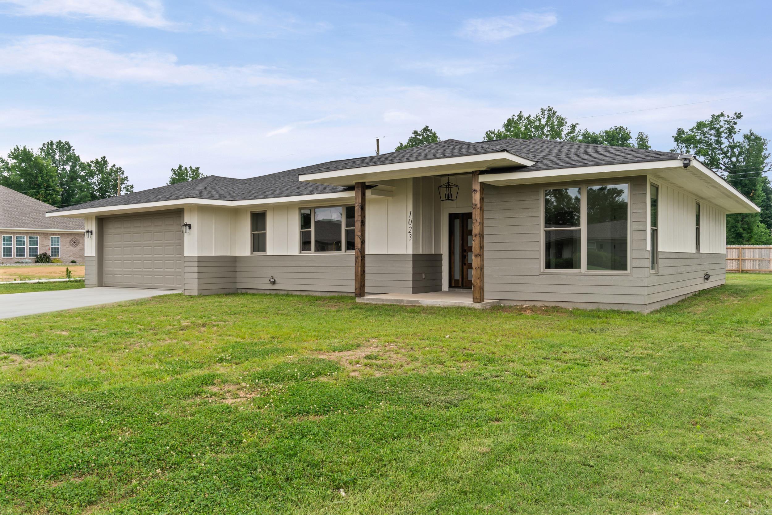 1023 E Languille Avenue Property Photo 3