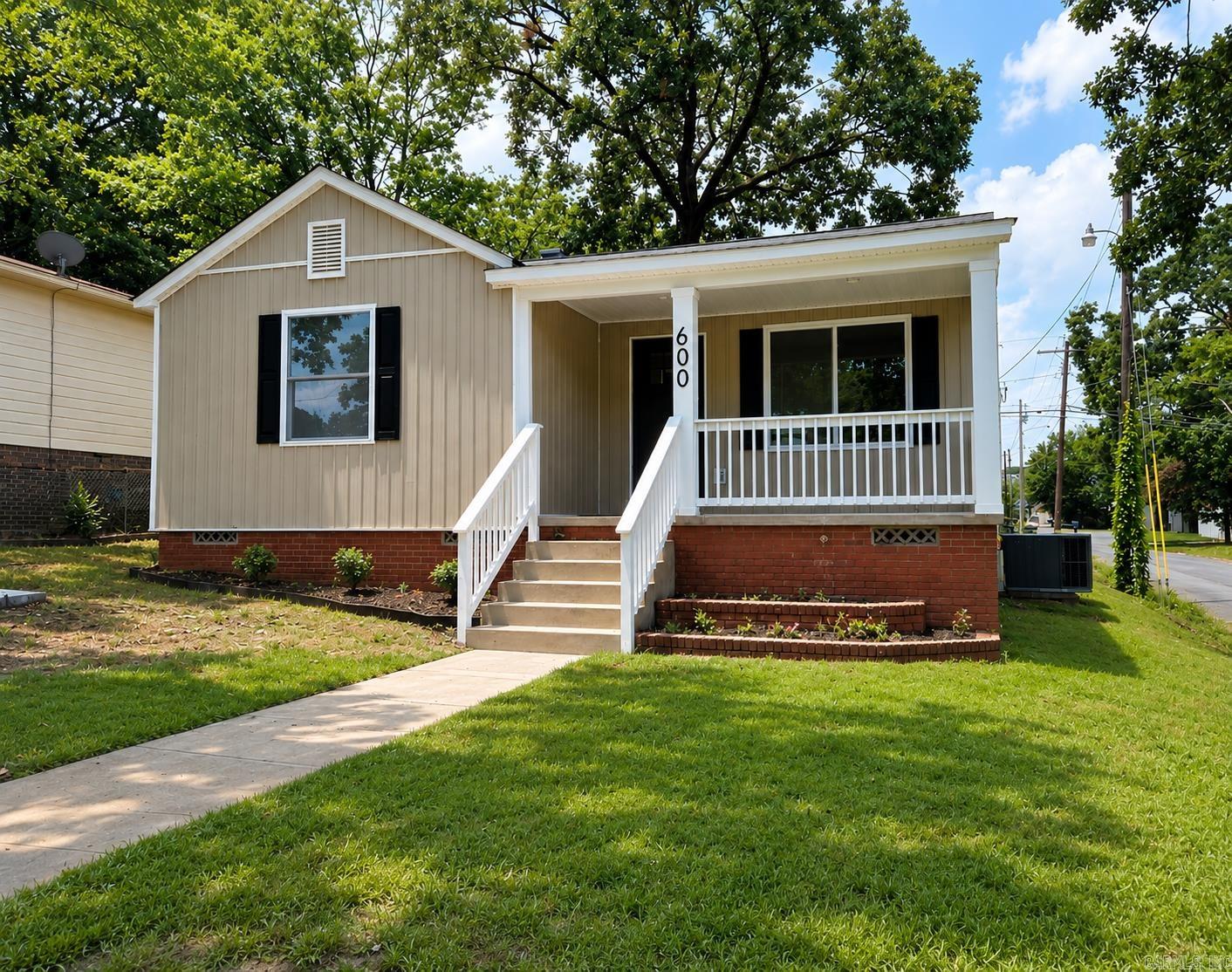 600 S Maple Street Property Photo 1