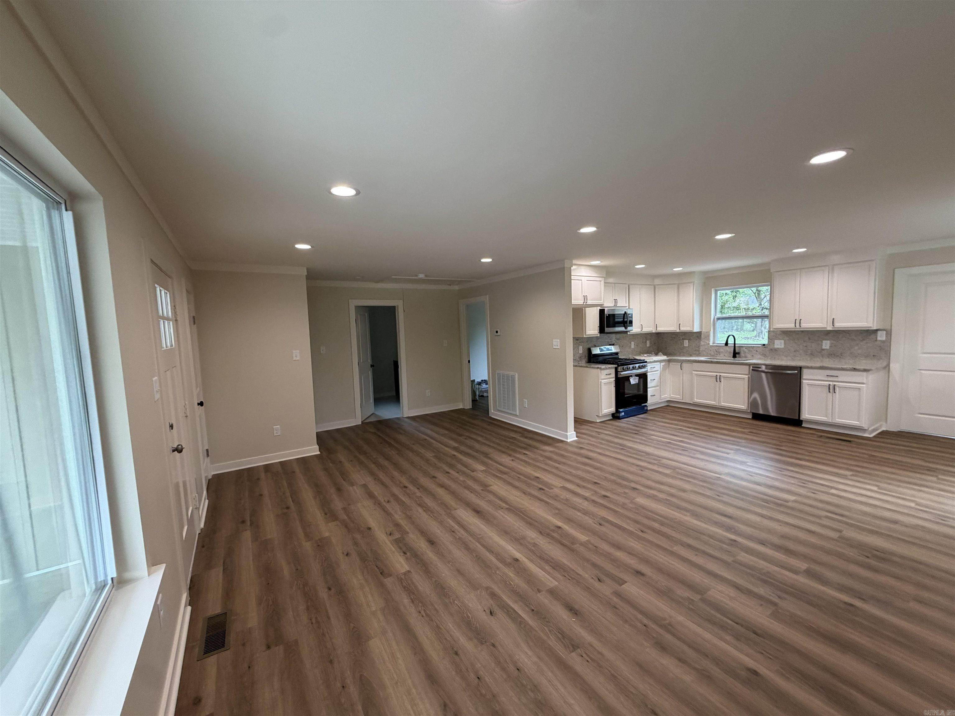 600 S Maple Street Property Photo 4