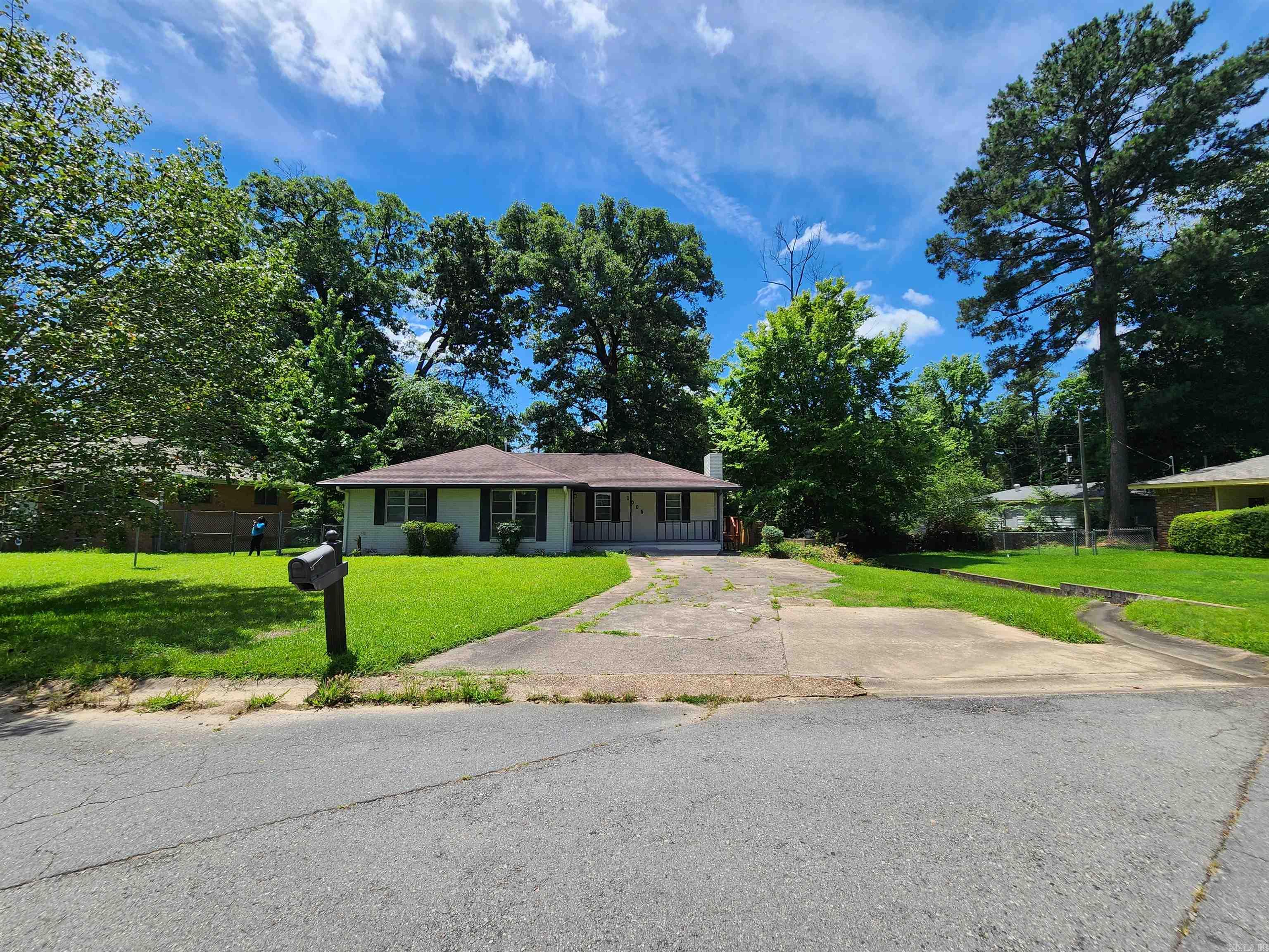 1005 Thompson Street Property Photo 4