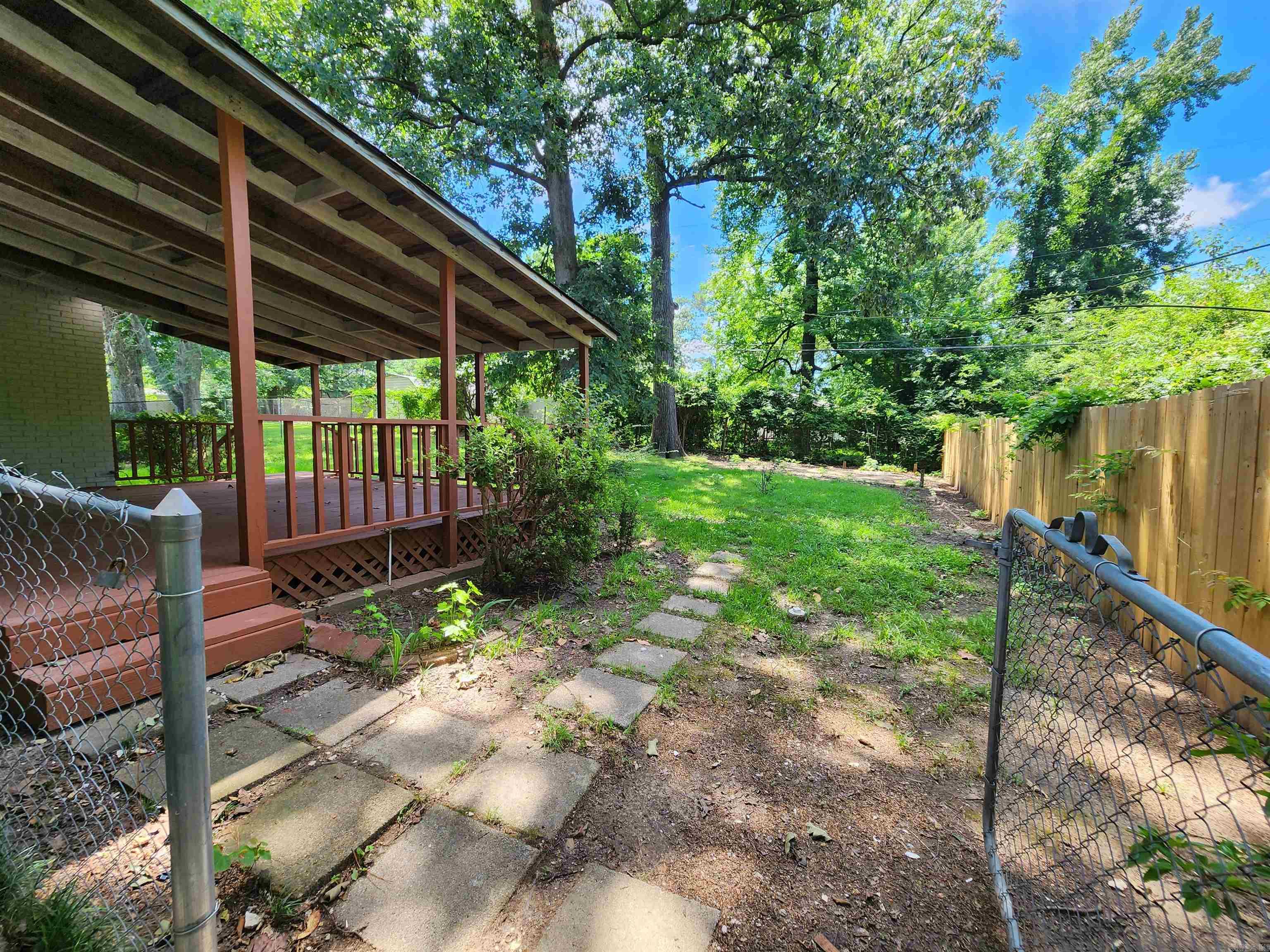 1005 Thompson Street Property Photo 5