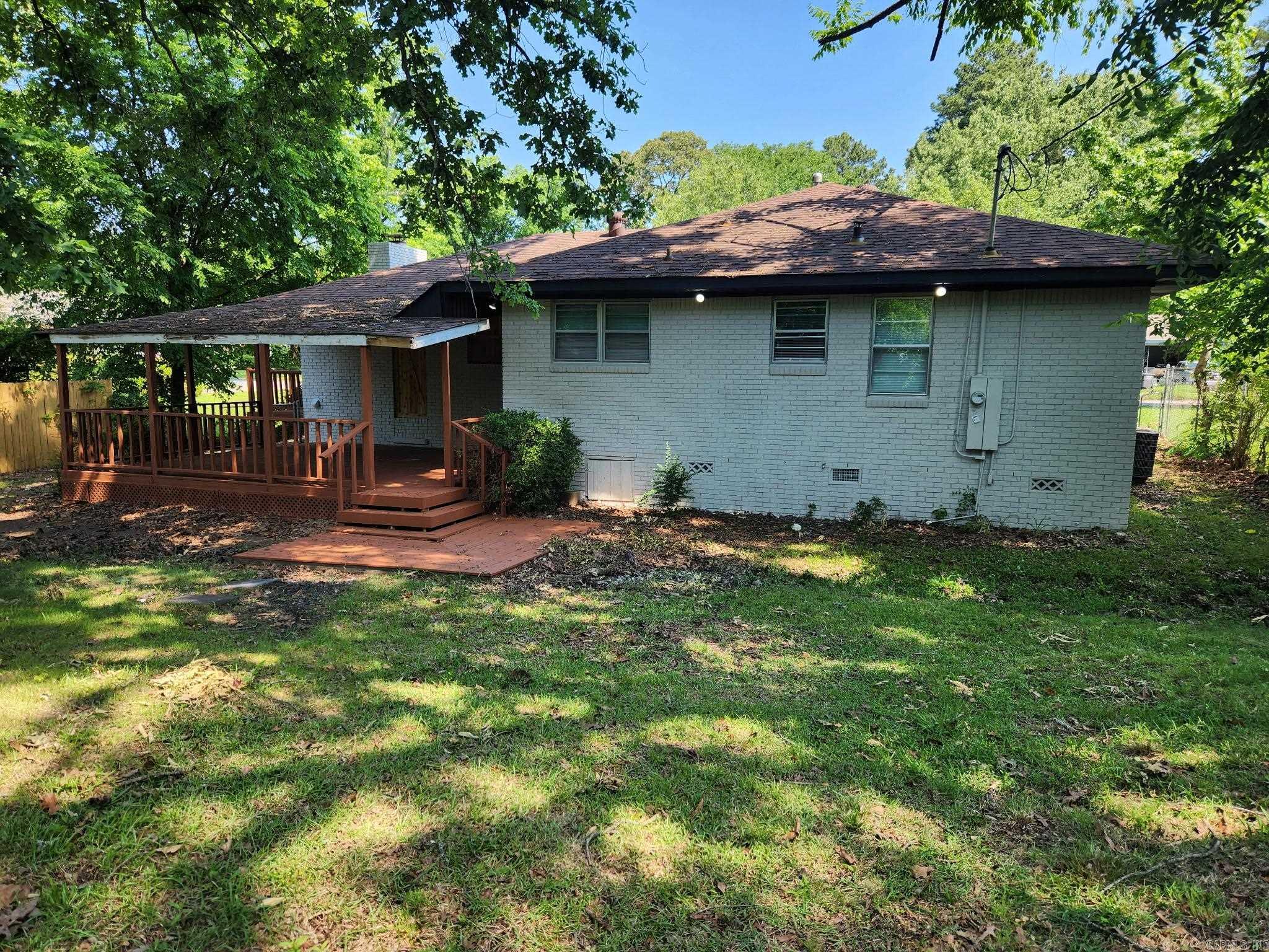 1005 Thompson Street Property Photo 6
