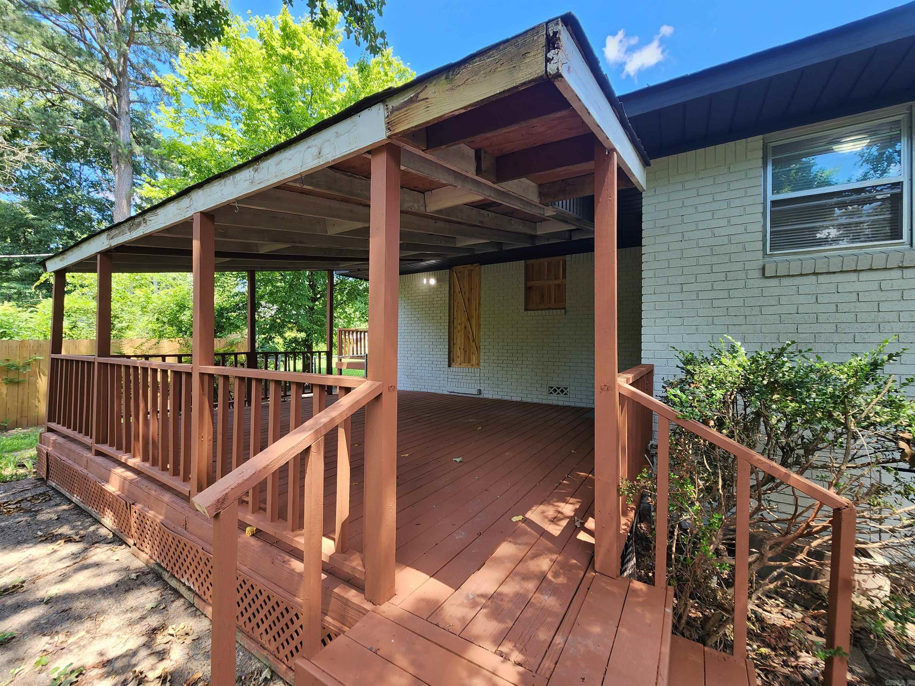 1005 Thompson Street Property Photo 8