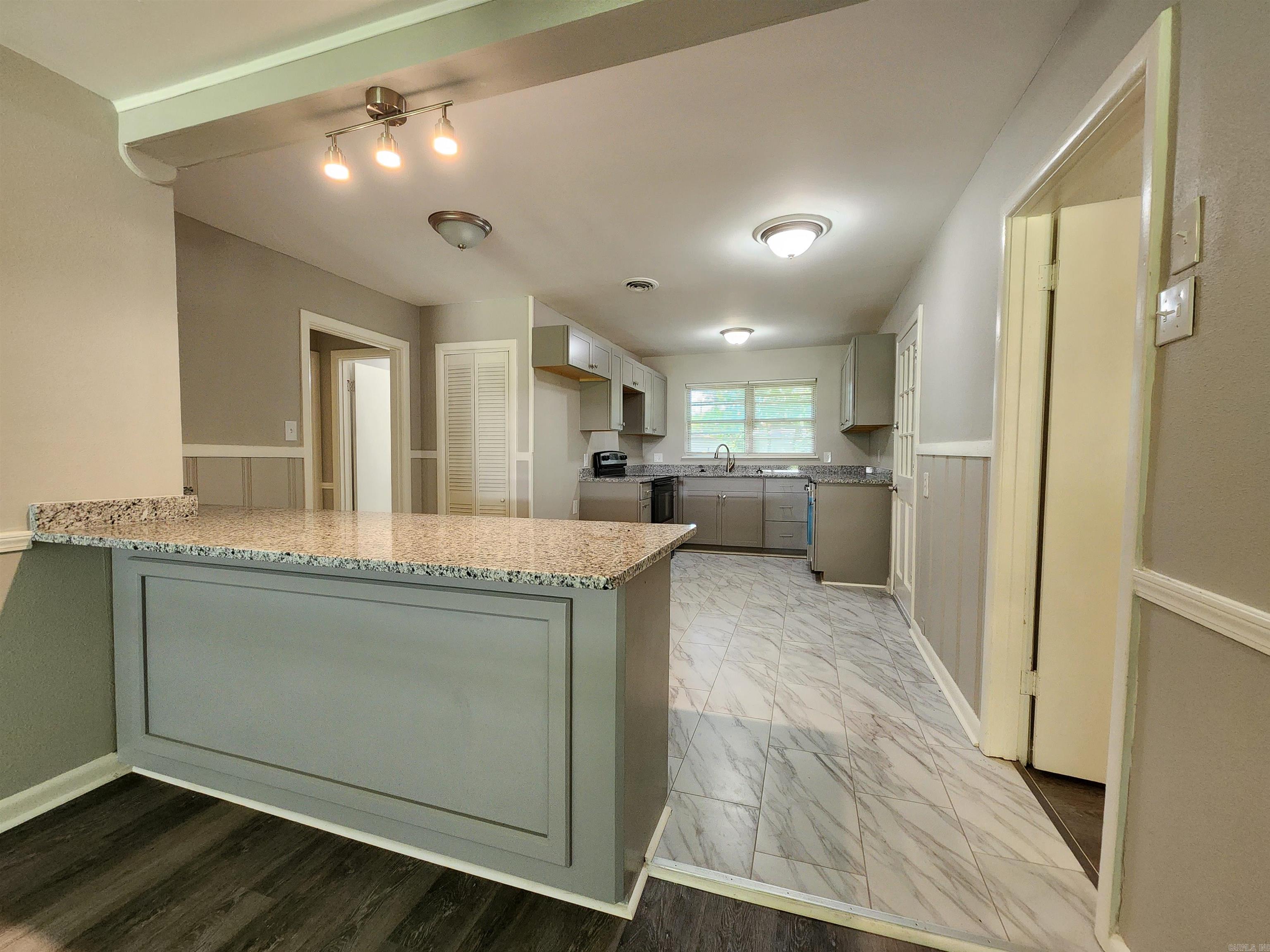 1005 Thompson Street Property Photo 11