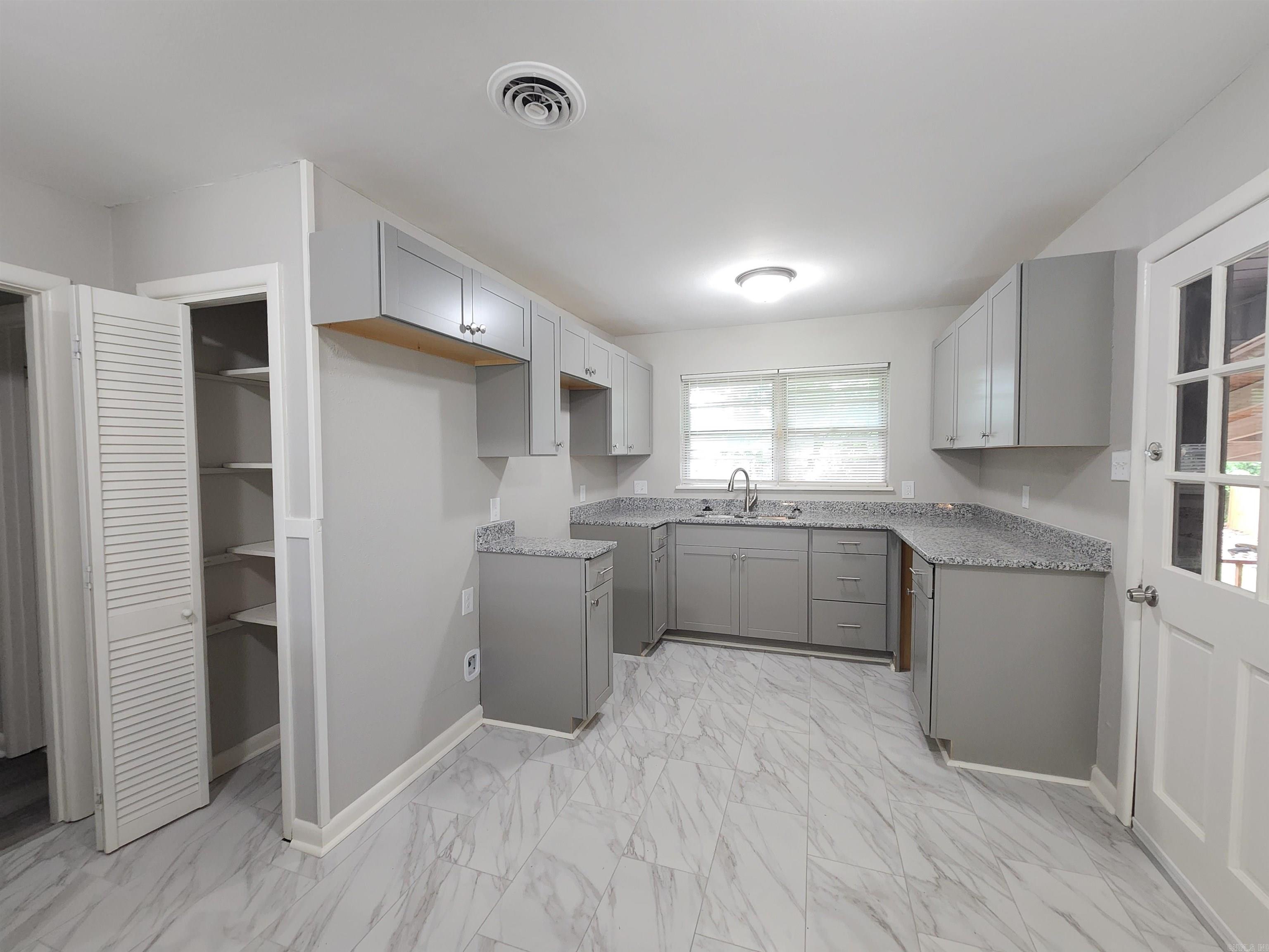 1005 Thompson Street Property Photo 13