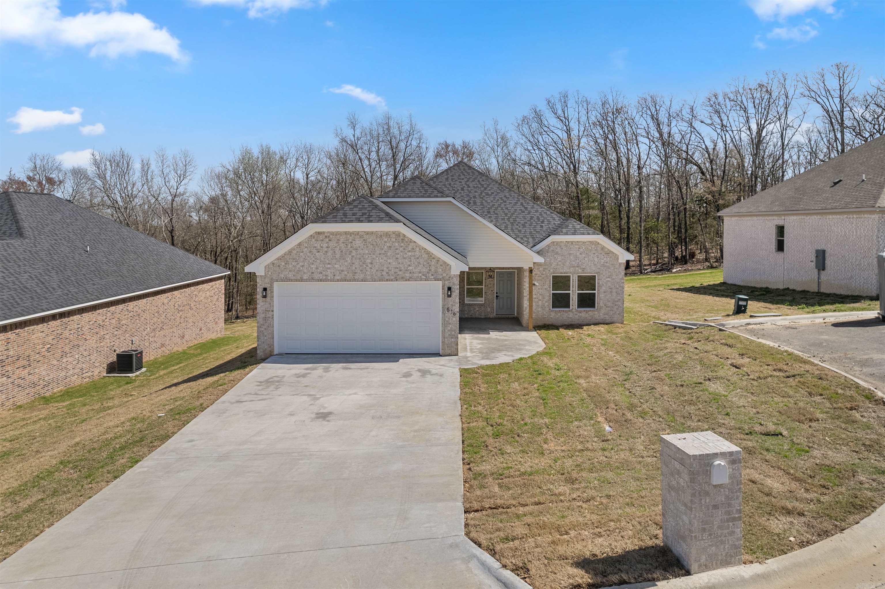 516 Madeleine Circle Property Photo 1